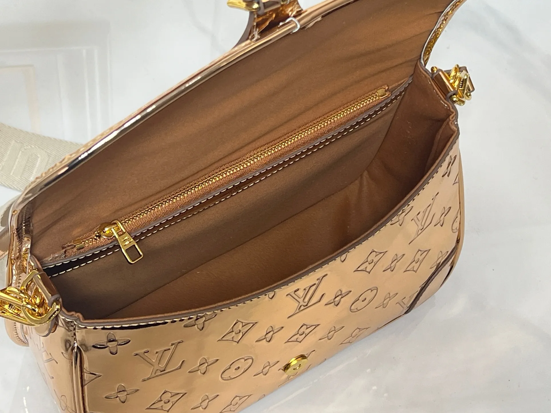 Batch 280💰Upgraded original M45985 M45988 Gold Silver This Diane handbag is classic Monogram cow leather trim and dazzling metal parts, with modern touches to interpret the new season interest. The zippered interior pocket keeps valuables secure, and the removable leather shoulder strap allows for a variety of carrying options. Dimensions: 24.0 x 15.0 x 9.0 cm (length x height x width)