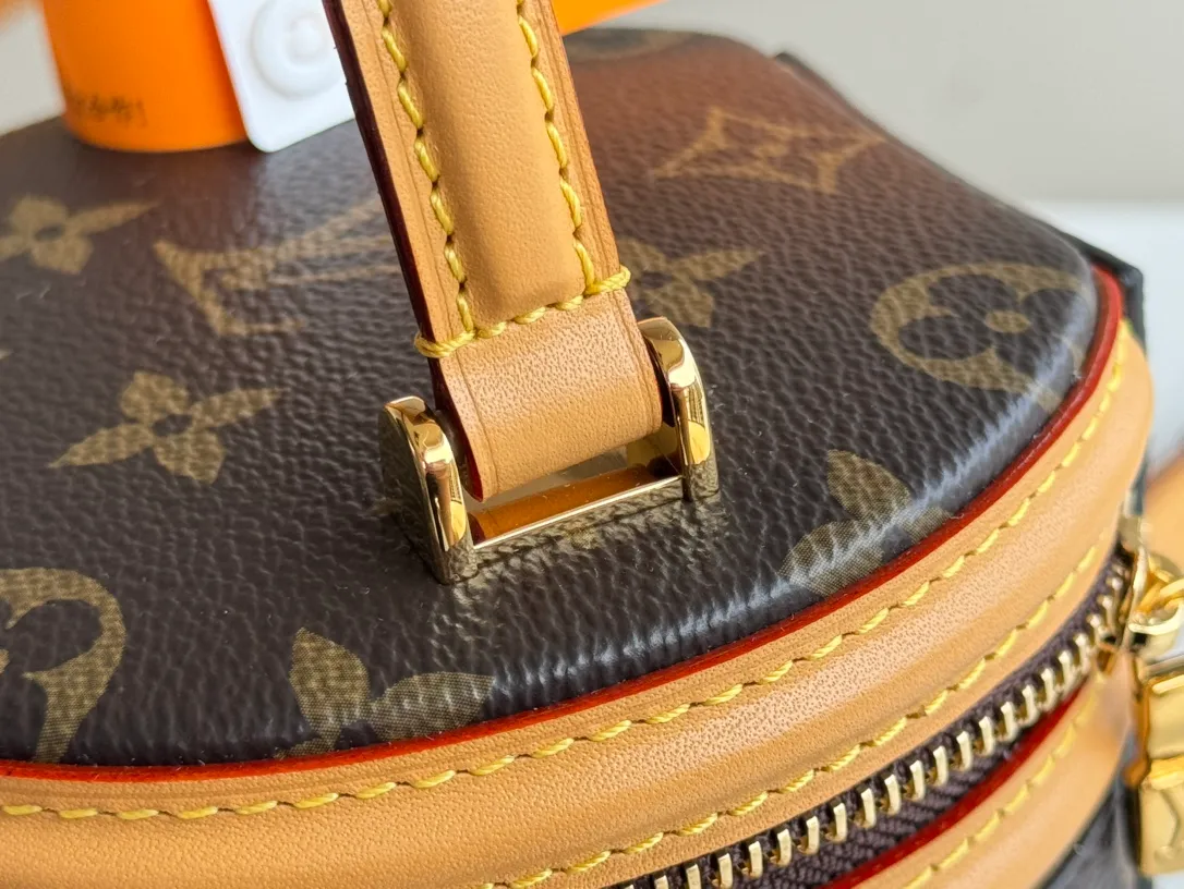 p1920 [Equipped with a full set of mb packaging Nano Cannes] Special grade all-steel M82952 presbyopic rhombus ◇ Fabric variable code jump chip version Exclusive duty-free channel This Nano Cannes handbag is cut into a cylindrical configuration from Monogram canvas, which coincides with the design of the cosmetic bag. The leather trim and embossed logo on the label are richly detailed, and the handles and detachable and adjustable shoulder strap allow for a variety of carrying styles. Model: M82952 Presbyopia Size: 13*13*14cm
