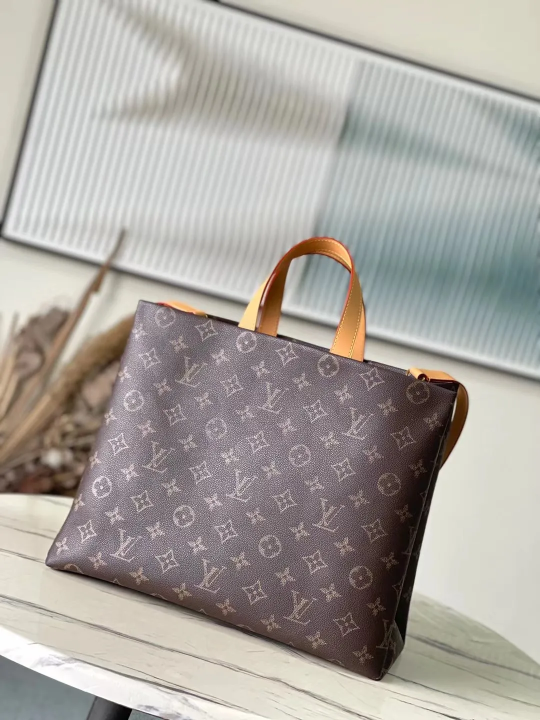 💰1100 Top Original Order M13928 As part of the LVPackaging series, the Shopper Tote handbag reinterprets the Louis Vuitton shopping bag into a large-capacity cow leather handbag with an ingenious design, aiming to sublimate daily items into luxury items. The Louis Vuitton logo is displayed on the body of the bag in contrasting colors, while the lining is designed in the same tone. The top handle makes it easy to carry, while the detachable shoulder strap provides flexible shoulder carrying options. Dimensions: 40 × 32 × 16 cm