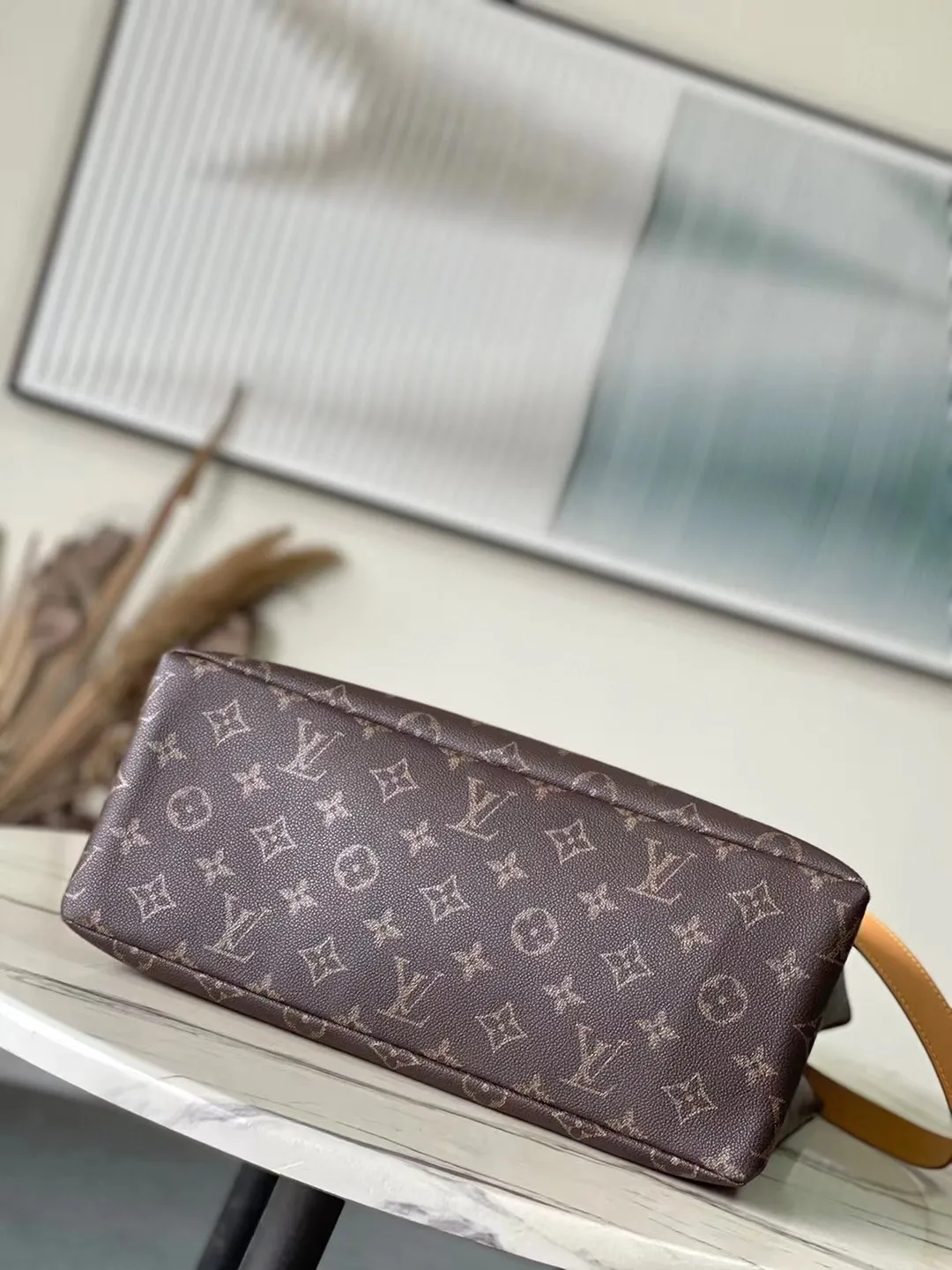 💰1100 Top Original Order M13928 As part of the LVPackaging series, the Shopper Tote handbag reinterprets the Louis Vuitton shopping bag into a large-capacity cow leather handbag with an ingenious design, aiming to sublimate daily items into luxury items. The Louis Vuitton logo is displayed on the body of the bag in contrasting colors, while the lining is designed in the same tone. The top handle makes it easy to carry, while the detachable shoulder strap provides flexible shoulder carrying options. Dimensions: 40 × 32 × 16 cm