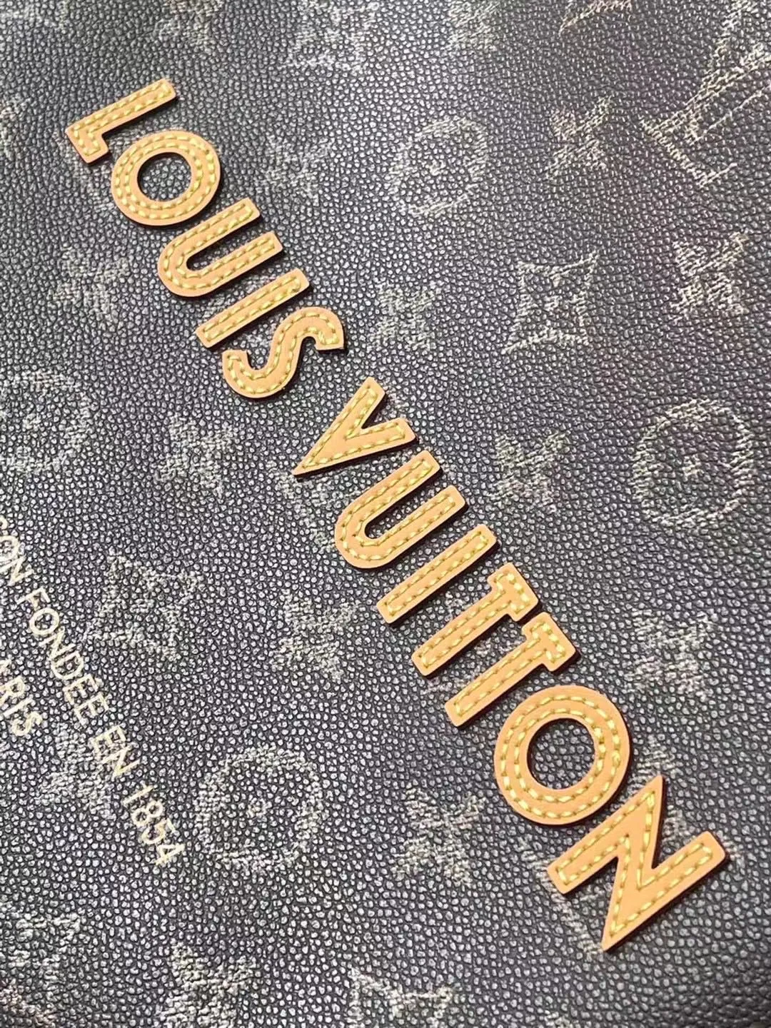 💰1100 Top Original Order M13928 As part of the LVPackaging series, the Shopper Tote handbag reinterprets the Louis Vuitton shopping bag into a large-capacity cow leather handbag with an ingenious design, aiming to sublimate daily items into luxury items. The Louis Vuitton logo is displayed on the body of the bag in contrasting colors, while the lining is designed in the same tone. The top handle makes it easy to carry, while the detachable shoulder strap provides flexible shoulder carrying options. Dimensions: 40 × 32 × 16 cm