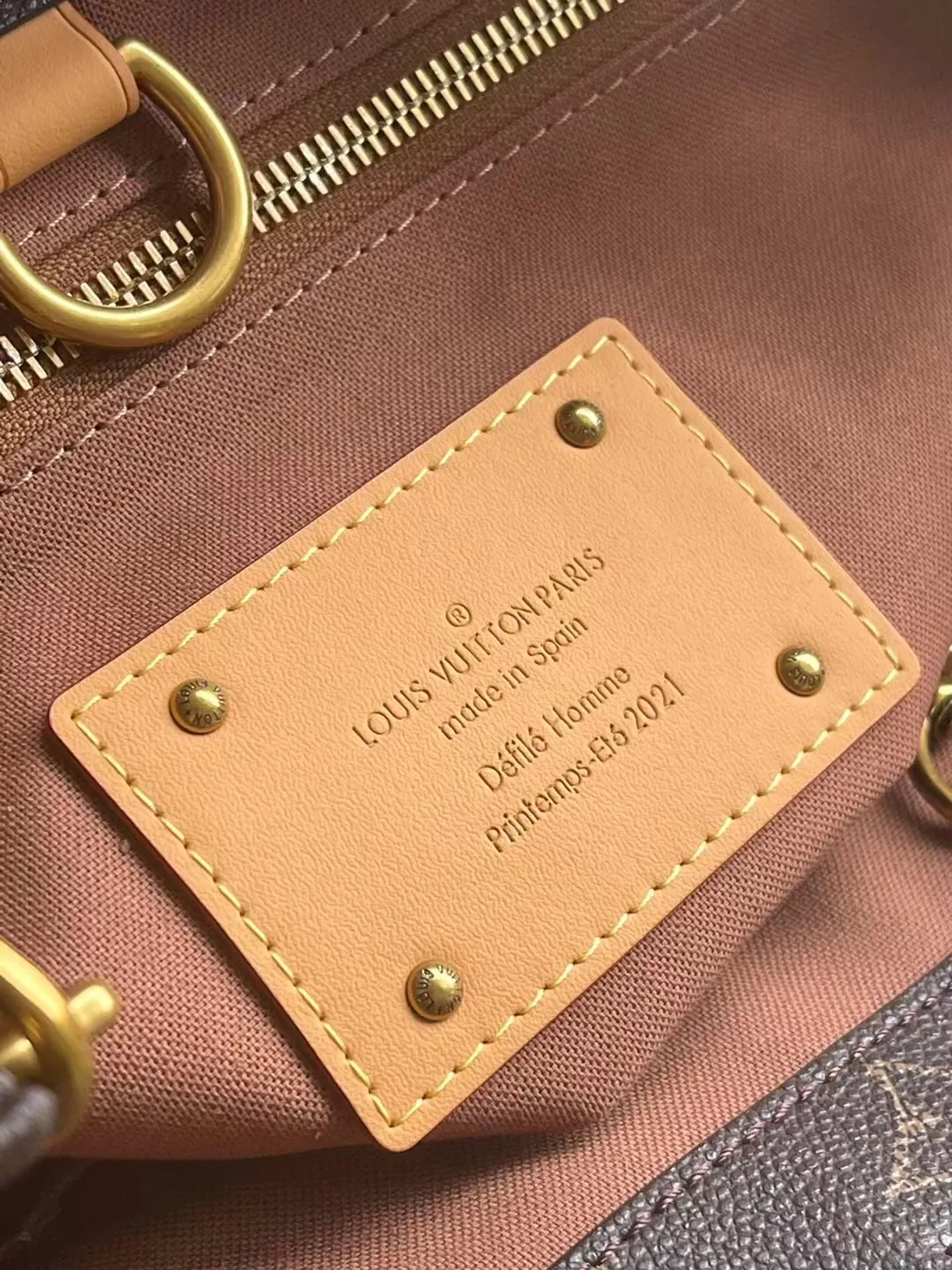 💰1100 Top Original Order M13928 As part of the LVPackaging series, the Shopper Tote handbag reinterprets the Louis Vuitton shopping bag into a large-capacity cow leather handbag with an ingenious design, aiming to sublimate daily items into luxury items. The Louis Vuitton logo is displayed on the body of the bag in contrasting colors, while the lining is designed in the same tone. The top handle makes it easy to carry, while the detachable shoulder strap provides flexible shoulder carrying options. Dimensions: 40 × 32 × 16 cm