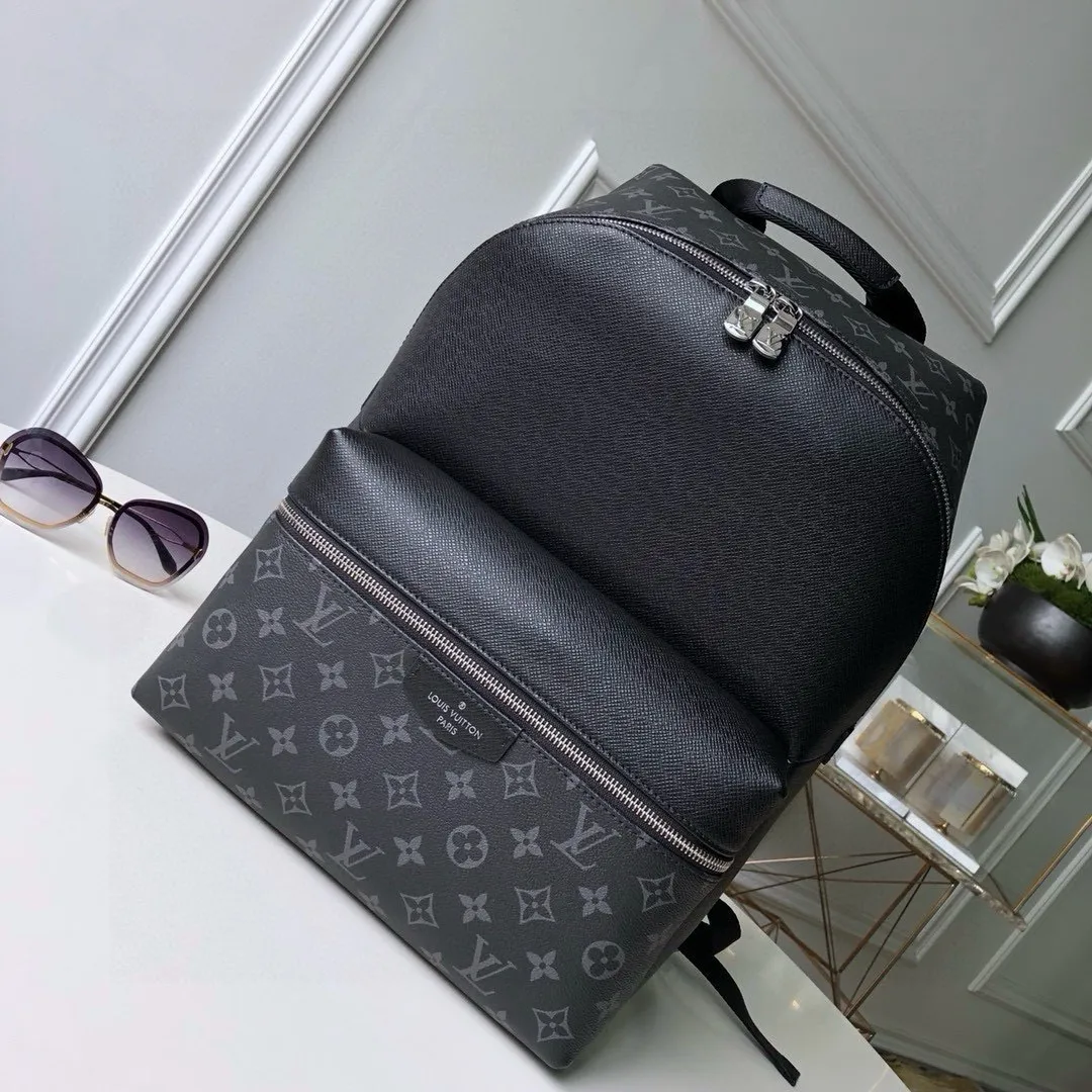 💰940 (top-grain leather) top-quality original actual photos 😍😍 [DISCOVERY] Small Backpack 30230 Discovery small backpack combines Monogram canvas and Taïga leather to reinterpret the classic campus trend design. The glossy exterior wraps around two internal pockets and an internal iPad pocket, and two adjustable leather straps ensure comfortable carrying. Size: 40x30x20cm