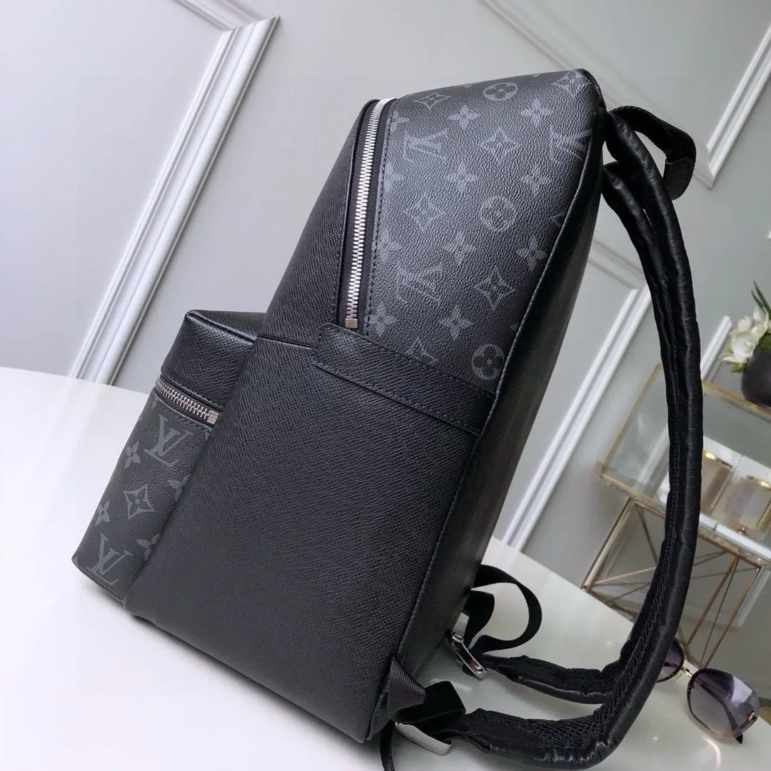 💰940 (top-grain leather) top-quality original actual photos 😍😍 [DISCOVERY] Small Backpack 30230 Discovery small backpack combines Monogram canvas and Taïga leather to reinterpret the classic campus trend design. The glossy exterior wraps around two internal pockets and an internal iPad pocket, and two adjustable leather straps ensure comfortable carrying. Size: 40x30x20cm