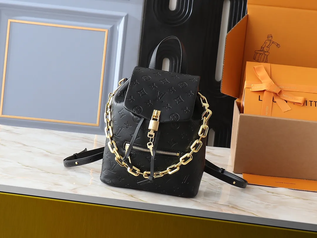 💰280💰Upgraded from the original M13357 M13358 M13387 M13389 Coussin Backpack small handbag joins the Coussin series in a backpack configuration. It is made of soft Monogram embossed leather and integrated with the iconic LV padlock, combining modern style and functional considerations. The detachable Coussin chain releases the metal edge, and the zippered front pocket makes it easy to access various small items. Dimensions: 21.0 x 26.0 x 10.0 cm (length x height x width)