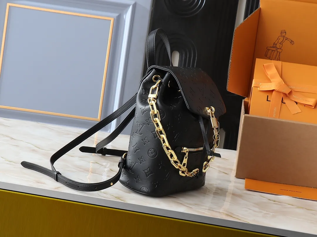 💰280💰Upgraded from the original M13357 M13358 M13387 M13389 Coussin Backpack small handbag joins the Coussin series in a backpack configuration. It is made of soft Monogram embossed leather and integrated with the iconic LV padlock, combining modern style and functional considerations. The detachable Coussin chain releases the metal edge, and the zippered front pocket makes it easy to access various small items. Dimensions: 21.0 x 26.0 x 10.0 cm (length x height x width)