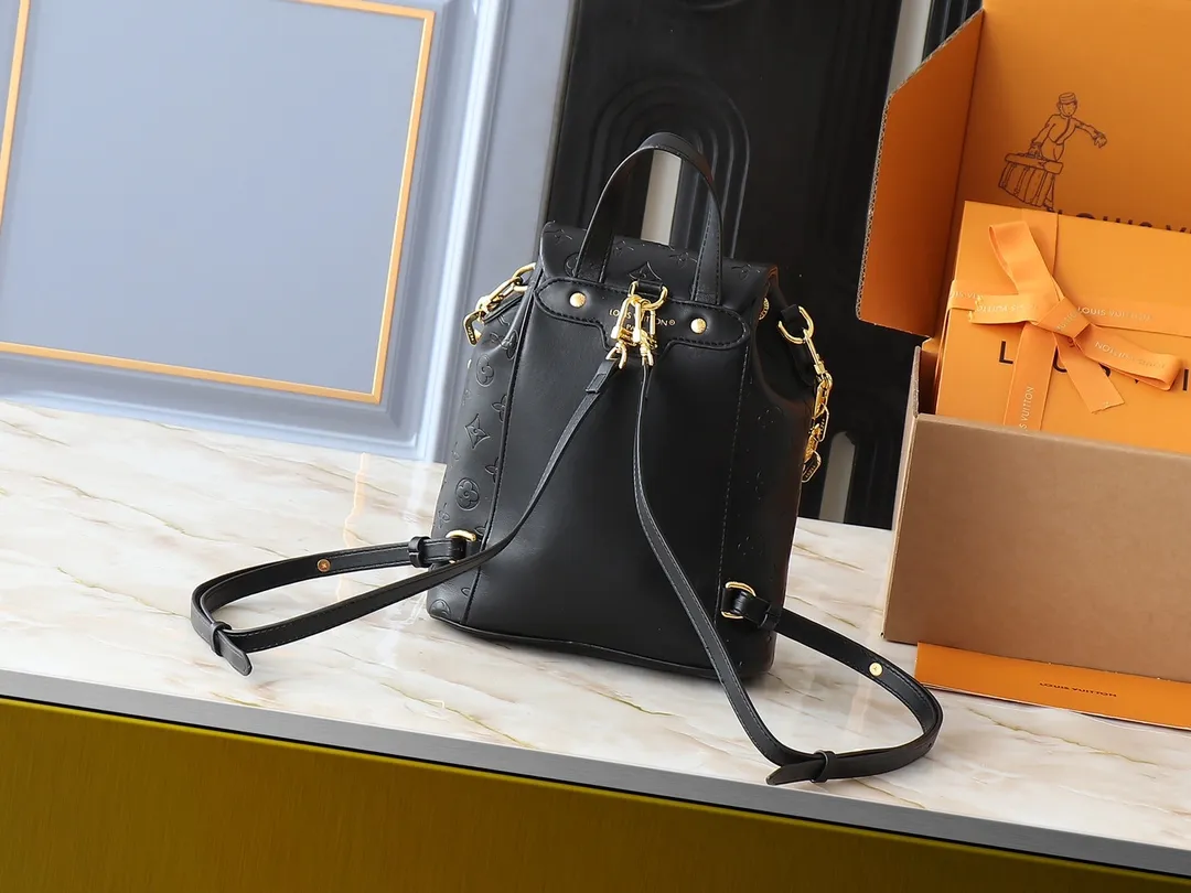 💰280💰Upgraded from the original M13357 M13358 M13387 M13389 Coussin Backpack small handbag joins the Coussin series in a backpack configuration. It is made of soft Monogram embossed leather and integrated with the iconic LV padlock, combining modern style and functional considerations. The detachable Coussin chain releases the metal edge, and the zippered front pocket makes it easy to access various small items. Dimensions: 21.0 x 26.0 x 10.0 cm (length x height x width)