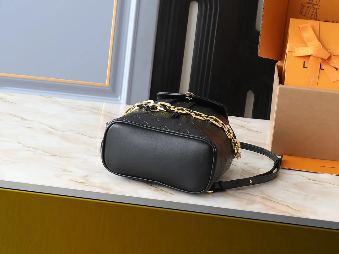 💰280💰Upgraded from the original M13357 M13358 M13387 M13389 Coussin Backpack small handbag joins the Coussin series in a backpack configuration. It is made of soft Monogram embossed leather and integrated with the iconic LV padlock, combining modern style and functional considerations. The detachable Coussin chain releases the metal edge, and the zippered front pocket makes it easy to access various small items. Dimensions: 21.0 x 26.0 x 10.0 cm (length x height x width)