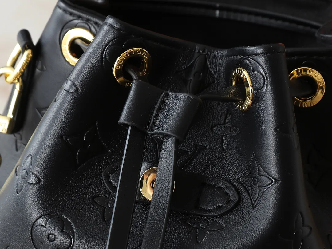 💰280💰Upgraded from the original M13357 M13358 M13387 M13389 Coussin Backpack small handbag joins the Coussin series in a backpack configuration. It is made of soft Monogram embossed leather and integrated with the iconic LV padlock, combining modern style and functional considerations. The detachable Coussin chain releases the metal edge, and the zippered front pocket makes it easy to access various small items. Dimensions: 21.0 x 26.0 x 10.0 cm (length x height x width)