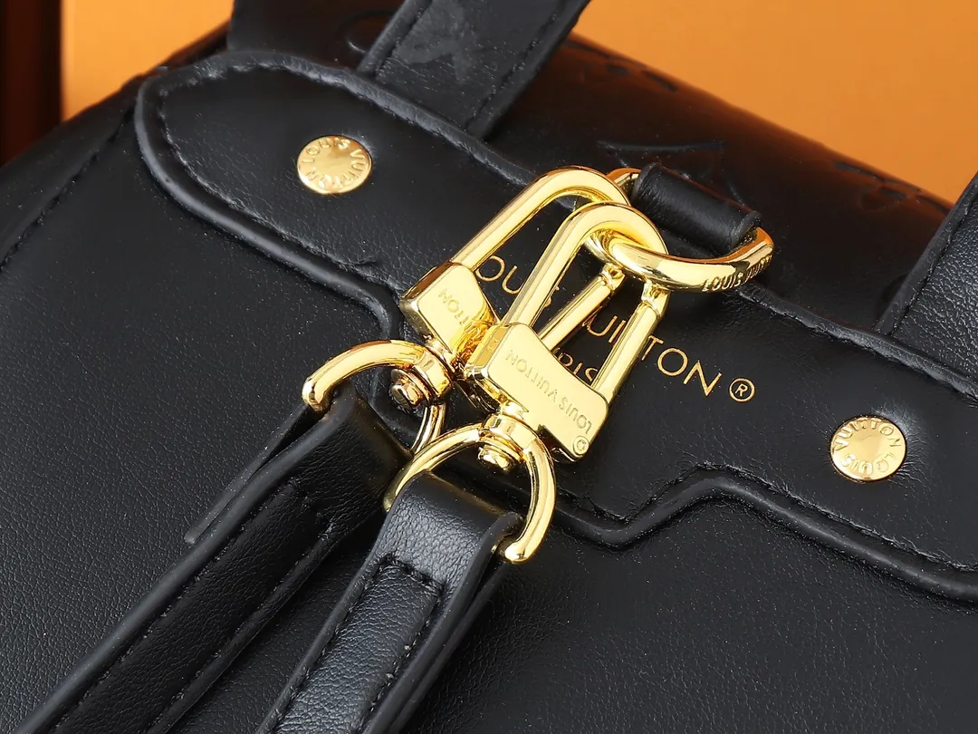💰280💰Upgraded from the original M13357 M13358 M13387 M13389 Coussin Backpack small handbag joins the Coussin series in a backpack configuration. It is made of soft Monogram embossed leather and integrated with the iconic LV padlock, combining modern style and functional considerations. The detachable Coussin chain releases the metal edge, and the zippered front pocket makes it easy to access various small items. Dimensions: 21.0 x 26.0 x 10.0 cm (length x height x width)