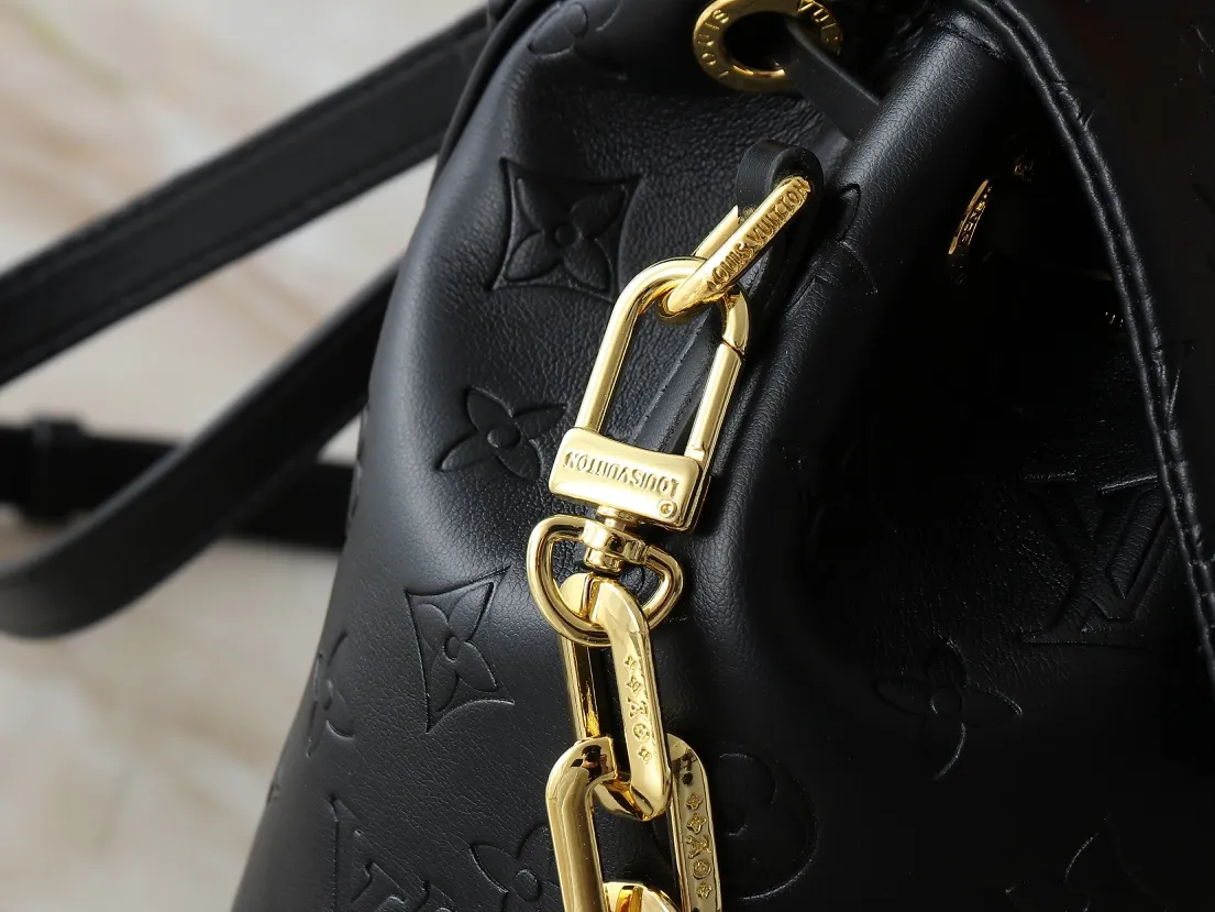 💰280💰Upgraded from the original M13357 M13358 M13387 M13389 Coussin Backpack small handbag joins the Coussin series in a backpack configuration. It is made of soft Monogram embossed leather and integrated with the iconic LV padlock, combining modern style and functional considerations. The detachable Coussin chain releases the metal edge, and the zippered front pocket makes it easy to access various small items. Dimensions: 21.0 x 26.0 x 10.0 cm (length x height x width)