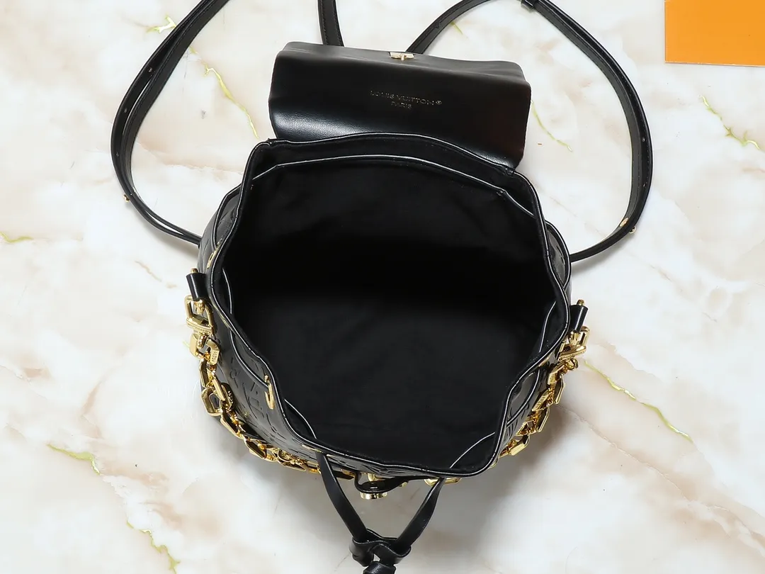 💰280💰Upgraded from the original M13357 M13358 M13387 M13389 Coussin Backpack small handbag joins the Coussin series in a backpack configuration. It is made of soft Monogram embossed leather and integrated with the iconic LV padlock, combining modern style and functional considerations. The detachable Coussin chain releases the metal edge, and the zippered front pocket makes it easy to access various small items. Dimensions: 21.0 x 26.0 x 10.0 cm (length x height x width)