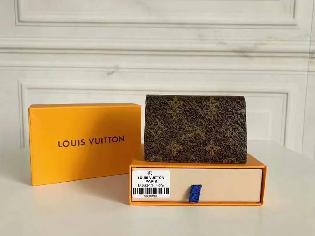 P90 Small Card Holder Louis Vuitton's pocket leather wallet has seven compartments, which can hold credit cards, bus cards, business cards, and even city maps. Damier canvas, leather-bound - two credit card compartments - four inner compartments - one outer compartment. Model M63144 Size 7X11.