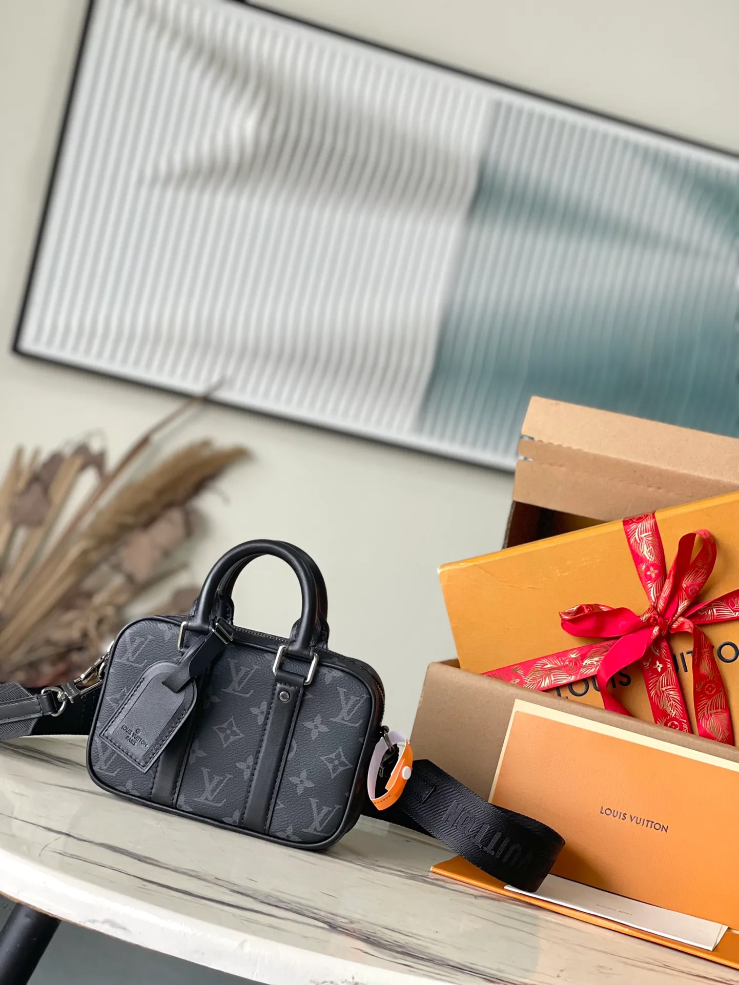 💰820 The top original order M82770 supports counter inspection. The photo taken of duty-free goods is consistent with the product and has not been unpacked. This product is an exclusive duty-free product in the market and is the highest-end product. Inspection is supported. This product has passed strict inspection and is flawless. Please wear gloves when touching the product. This product is not returnable or exchangeable. Please confirm the product first and then remove the label on the handle. This product is temporarily not open to the public, only regular customers, and is in short supply. Dimensions: 20 x 13 x 5.5 cm