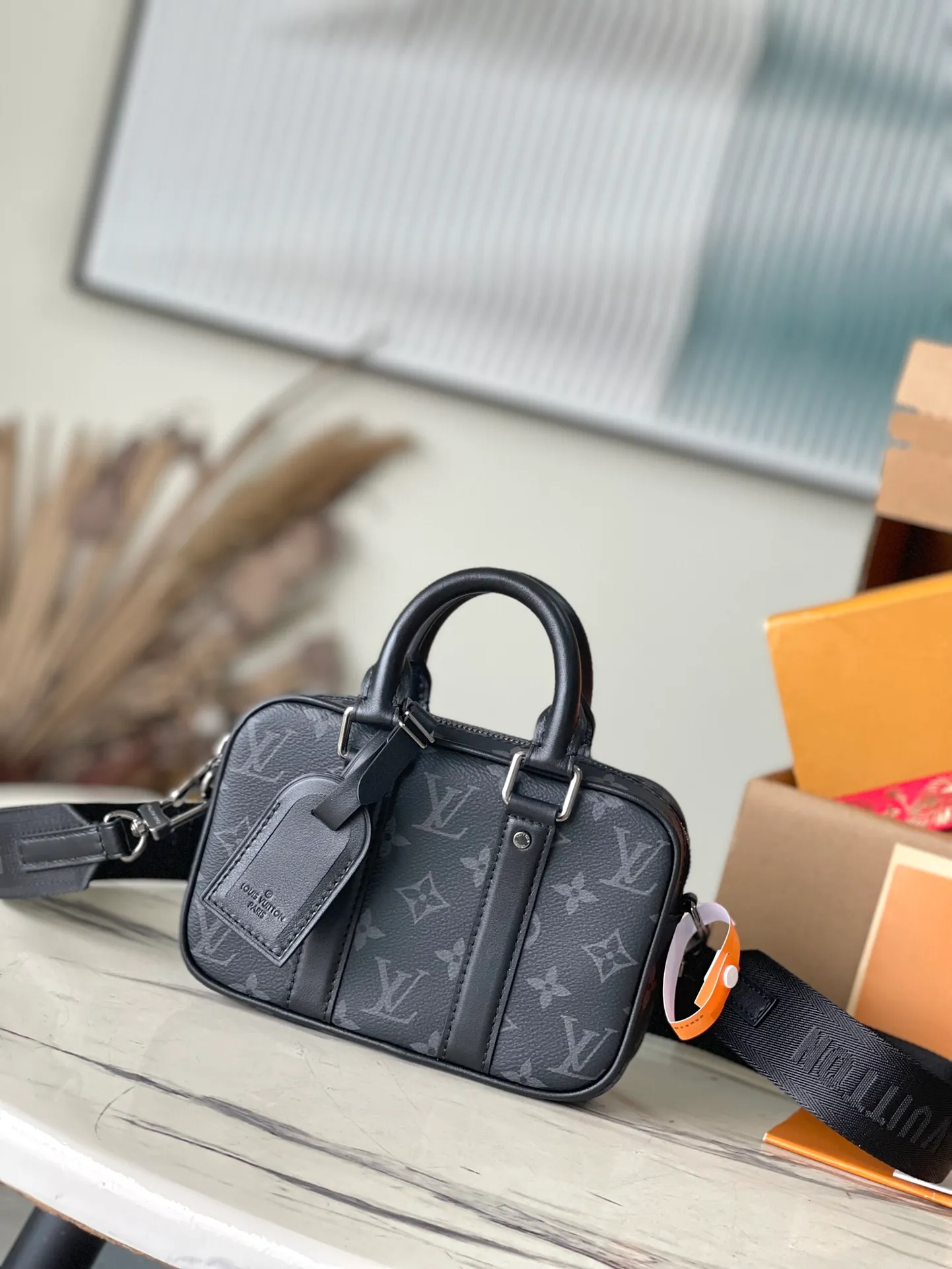 💰820 The top original order M82770 supports counter inspection. The photo taken of duty-free goods is consistent with the product and has not been unpacked. This product is an exclusive duty-free product in the market and is the highest-end product. Inspection is supported. This product has passed strict inspection and is flawless. Please wear gloves when touching the product. This product is not returnable or exchangeable. Please confirm the product first and then remove the label on the handle. This product is temporarily not open to the public, only regular customers, and is in short supply. Dimensions: 20 x 13 x 5.5 cm