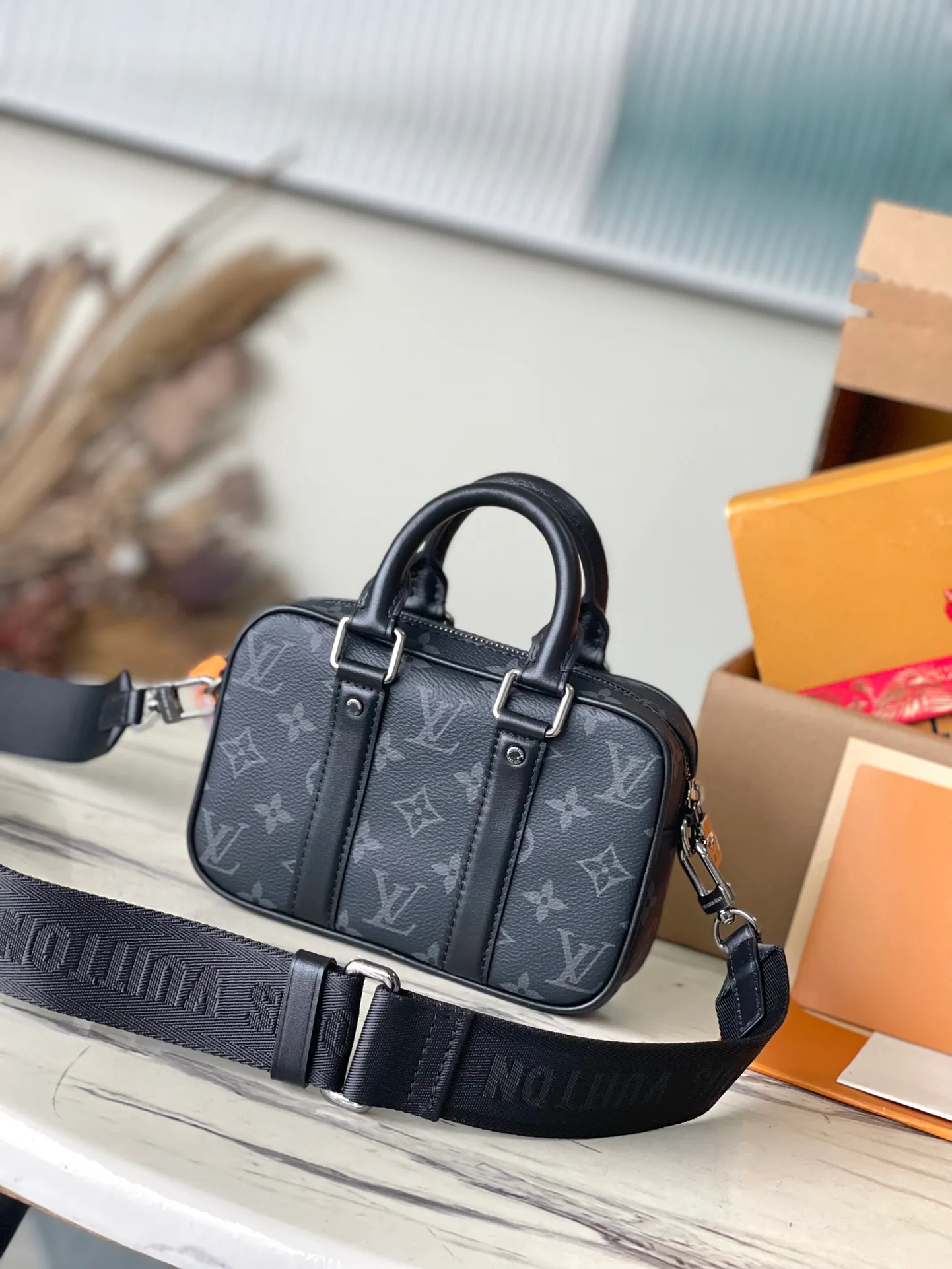💰820 The top original order M82770 supports counter inspection. The photo taken of duty-free goods is consistent with the product and has not been unpacked. This product is an exclusive duty-free product in the market and is the highest-end product. Inspection is supported. This product has passed strict inspection and is flawless. Please wear gloves when touching the product. This product is not returnable or exchangeable. Please confirm the product first and then remove the label on the handle. This product is temporarily not open to the public, only regular customers, and is in short supply. Dimensions: 20 x 13 x 5.5 cm