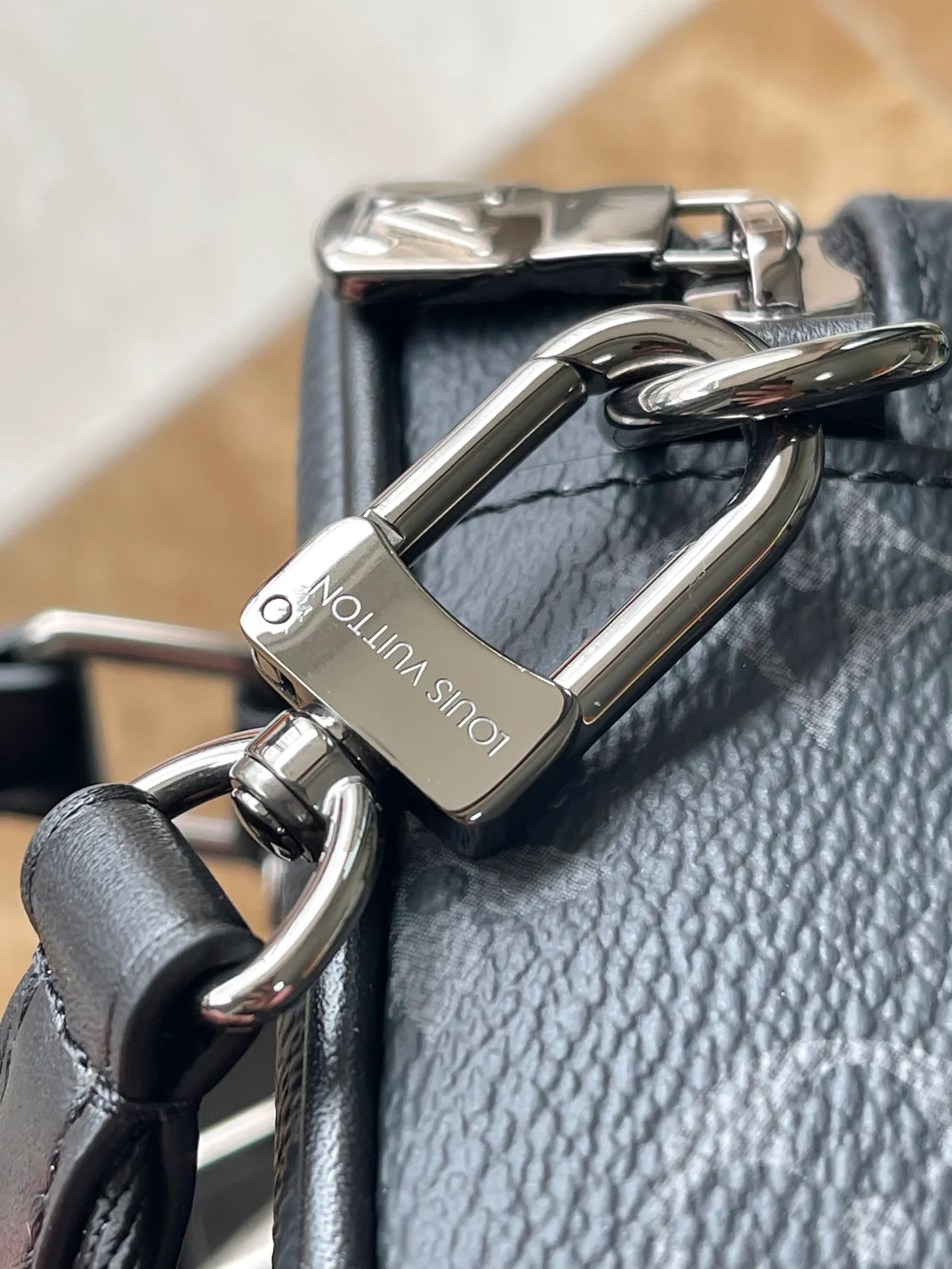 💰820 The top original order M82770 supports counter inspection. The photo taken of duty-free goods is consistent with the product and has not been unpacked. This product is an exclusive duty-free product in the market and is the highest-end product. Inspection is supported. This product has passed strict inspection and is flawless. Please wear gloves when touching the product. This product is not returnable or exchangeable. Please confirm the product first and then remove the label on the handle. This product is temporarily not open to the public, only regular customers, and is in short supply. Dimensions: 20 x 13 x 5.5 cm