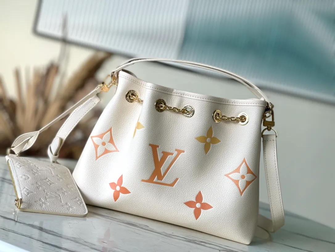 💰1260 (top layer leather) top original order M46545 yellow silk screen full leather chain bag bucket bag series This Summer Bundle handbag is from the Dégradé series. The new drawstring design adds a summer atmosphere. The Monogram Empreinte embossed leather bag features a gradient tone to brighten any seasonal look. The double handles and detachable cross-body strap provide a variety of stylish carrying options, making it a great companion for travel day and night. Size: 28*20*11.5cm