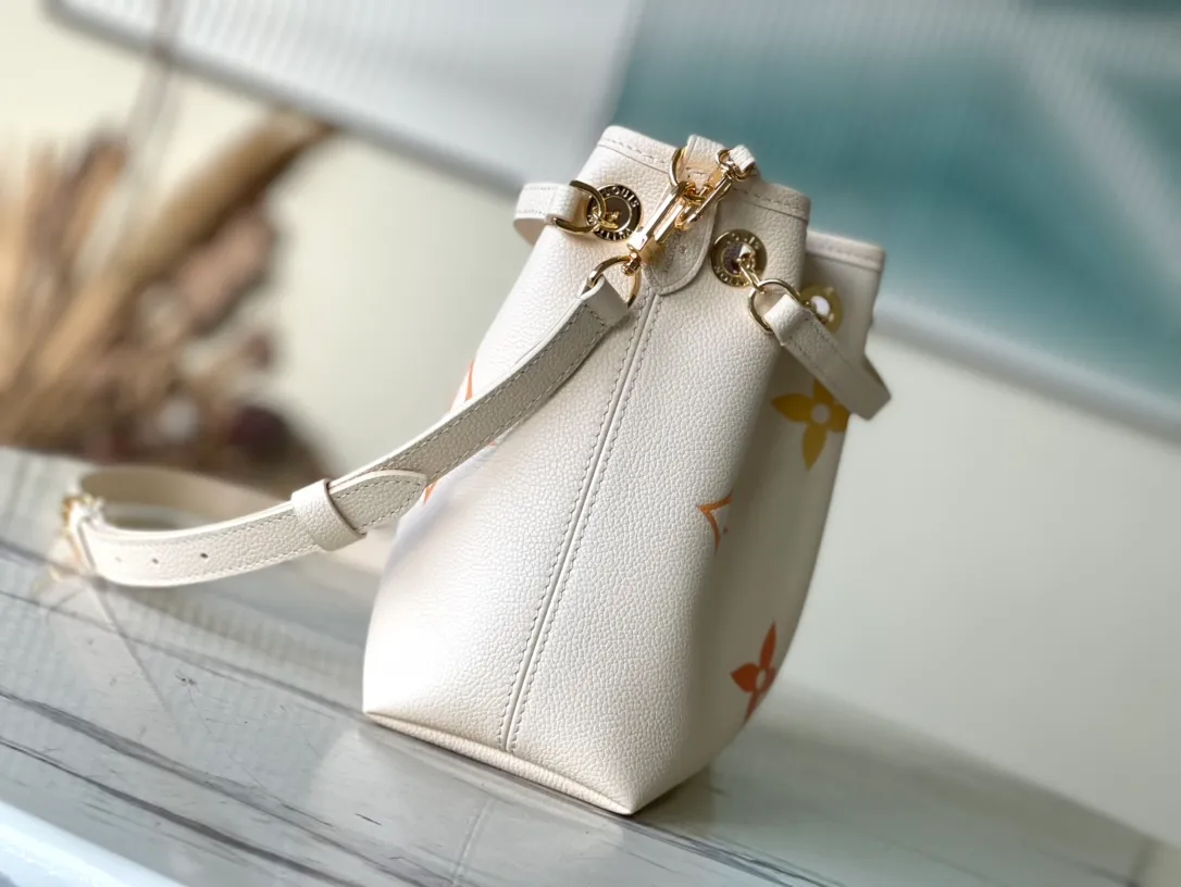 💰1260 (top layer leather) top original order M46545 yellow silk screen full leather chain bag bucket bag series This Summer Bundle handbag is from the Dégradé series. The new drawstring design adds a summer atmosphere. The Monogram Empreinte embossed leather bag features a gradient tone to brighten any seasonal look. The double handles and detachable cross-body strap provide a variety of stylish carrying options, making it a great companion for travel day and night. Size: 28*20*11.5cm