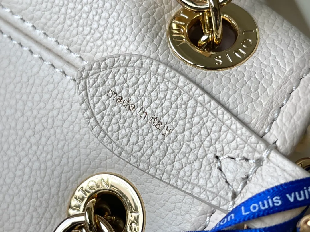 💰1260 (top layer leather) top original order M46545 yellow silk screen full leather chain bag bucket bag series This Summer Bundle handbag is from the Dégradé series. The new drawstring design adds a summer atmosphere. The Monogram Empreinte embossed leather bag features a gradient tone to brighten any seasonal look. The double handles and detachable cross-body strap provide a variety of stylish carrying options, making it a great companion for travel day and night. Size: 28*20*11.5cm