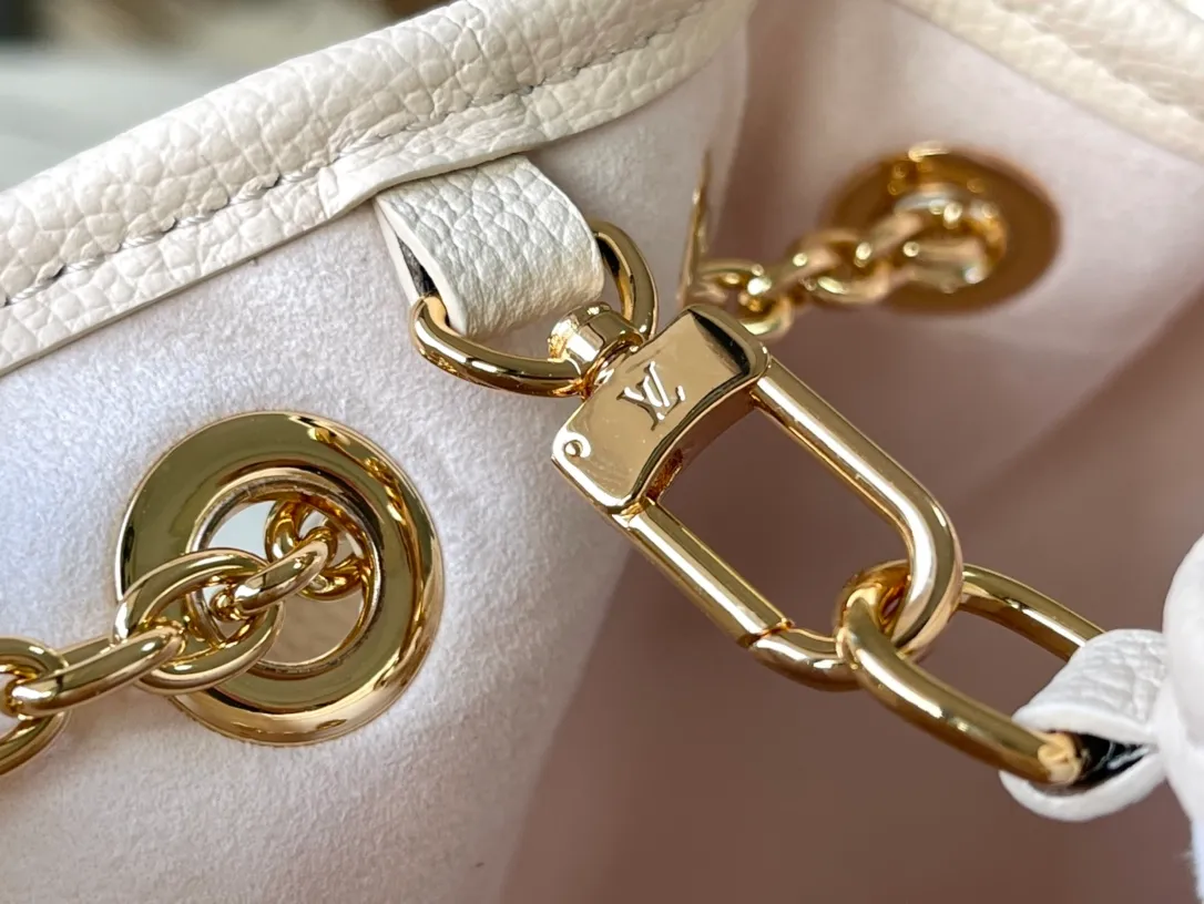 💰1260 (top layer leather) top original order M46545 yellow silk screen full leather chain bag bucket bag series This Summer Bundle handbag is from the Dégradé series. The new drawstring design adds a summer atmosphere. The Monogram Empreinte embossed leather bag features a gradient tone to brighten any seasonal look. The double handles and detachable cross-body strap provide a variety of stylish carrying options, making it a great companion for travel day and night. Size: 28*20*11.5cm