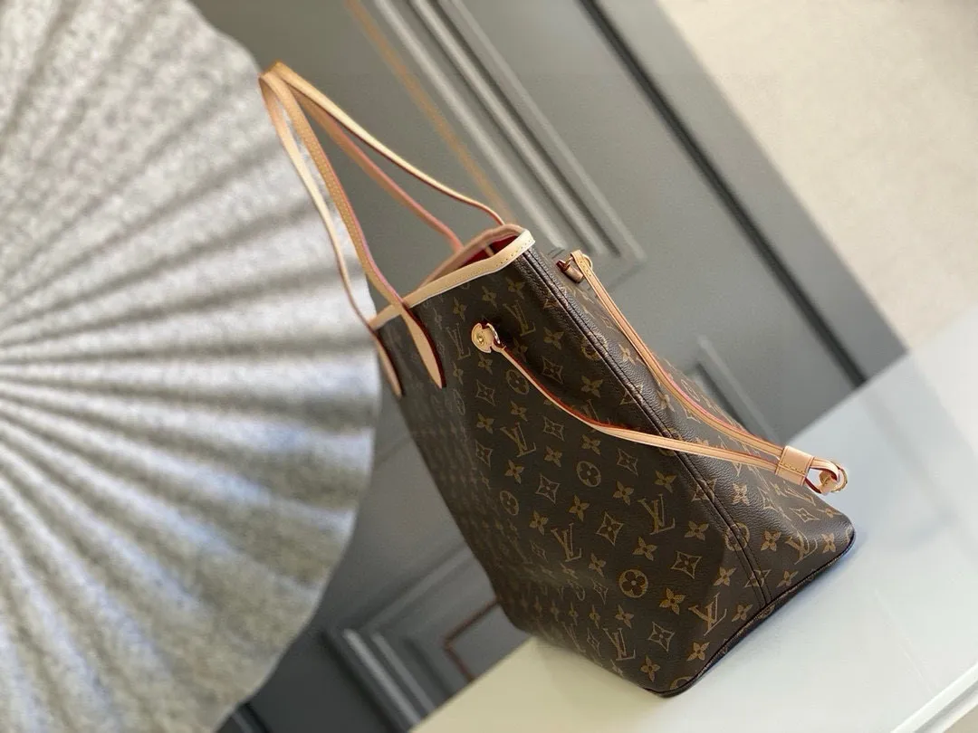 💰800 (large steel nails) top original order M40991 NEVERFULL large handbag Neverfull is a new interpretation of the classic handbag and explores the exquisite details inside the bag. Redesigned interior pockets feature fresh fabric linings and vintage details inspired by the Louis Vuitton archives, most notably the detachable zippered clutch, which can be used as a sophisticated clutch on its own or as an additional pocket. Bright lining tones add a more lively feel to Monogram's classic canvas. Detailed features 39 x 32 x 19 cm (Length x Height x Width) Redesigned interior pocket with details inspired by the Louis Vuitton archives Pockets lined with linen fabric Removable zippered clutch with tonal interior pocket Natural cowhide leather trim Shiny gold-tone hardware Handles: double handles