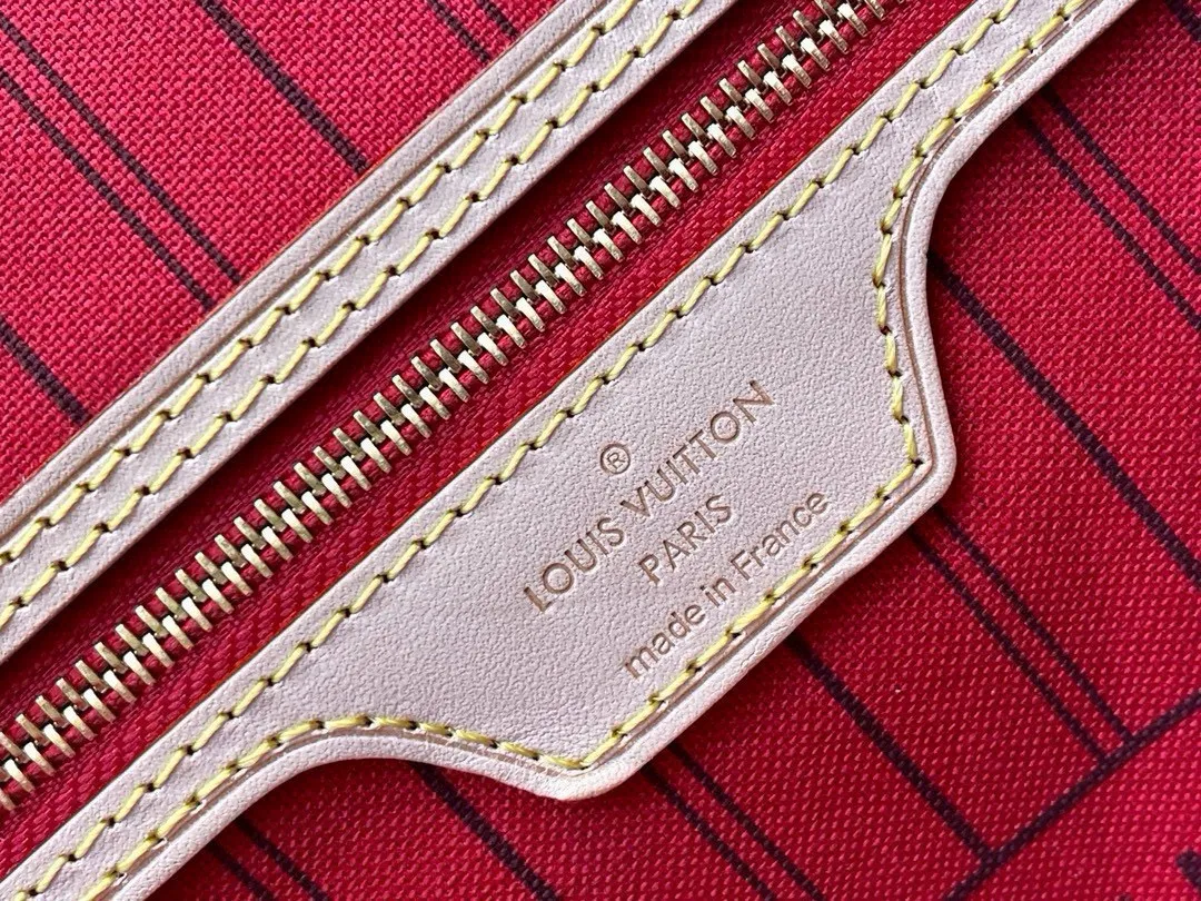 💰800 (large steel nails) top original order M40991 NEVERFULL large handbag Neverfull is a new interpretation of the classic handbag and explores the exquisite details inside the bag. Redesigned interior pockets feature fresh fabric linings and vintage details inspired by the Louis Vuitton archives, most notably the detachable zippered clutch, which can be used as a sophisticated clutch on its own or as an additional pocket. Bright lining tones add a more lively feel to Monogram's classic canvas. Detailed features 39 x 32 x 19 cm (Length x Height x Width) Redesigned interior pocket with details inspired by the Louis Vuitton archives Pockets lined with linen fabric Removable zippered clutch with tonal interior pocket Natural cowhide leather trim Shiny gold-tone hardware Handles: double handles