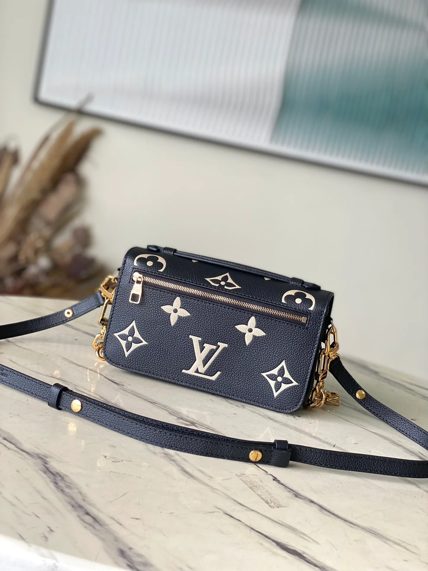 💰1100 (first-grain leather) top original order M46596 black silk screen This Pochette Metis East West handbag is made of Monogram Empreinte leather with Monogram pattern embossed, which combines classic elements and contemporary details. The S-lock lock and top handle pay tribute to the brand's box-making heritage. The compact configuration and detachable short shoulder chain highlight the trendy style. Size: 21.5x13.5x6cm