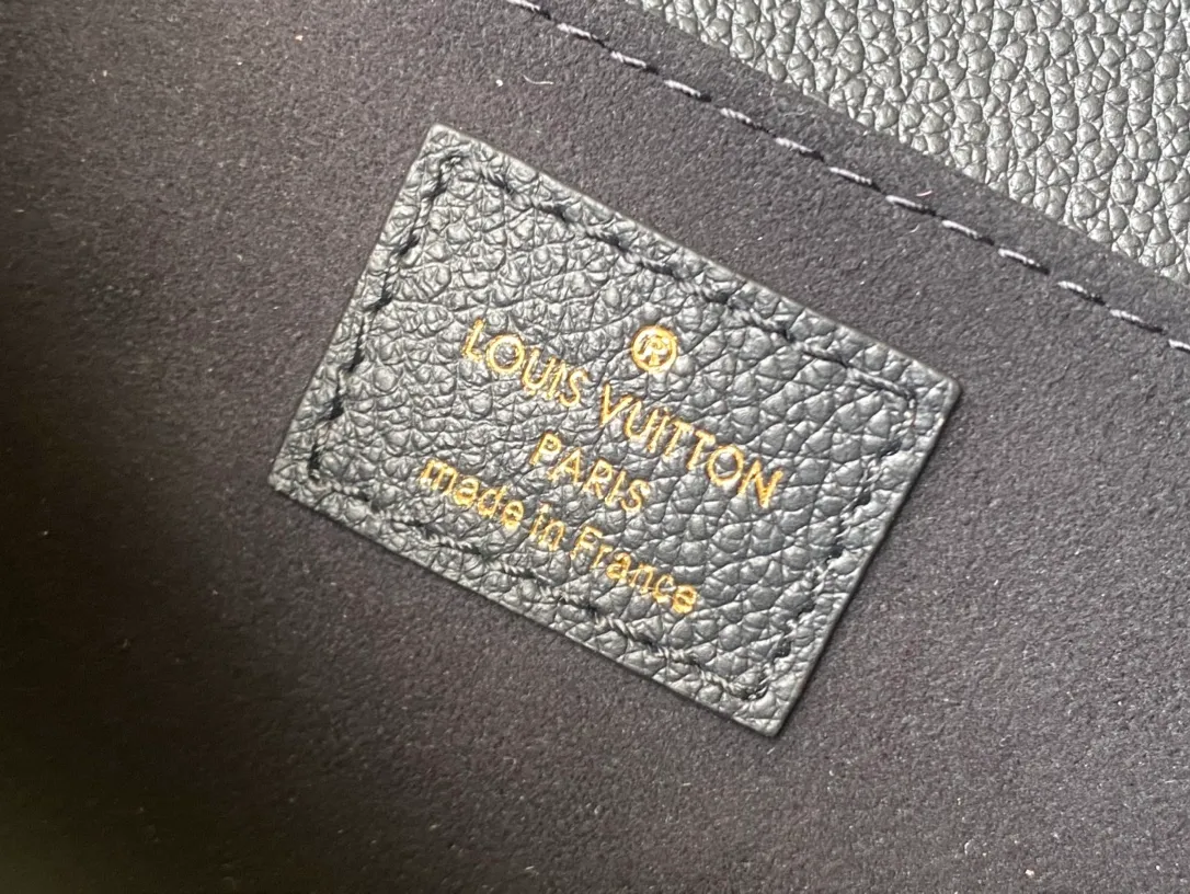 💰1100 (first-grain leather) top original order M46596 black silk screen This Pochette Metis East West handbag is made of Monogram Empreinte leather with Monogram pattern embossed, which combines classic elements and contemporary details. The S-lock lock and top handle pay tribute to the brand's box-making heritage. The compact configuration and detachable short shoulder chain highlight the trendy style. Size: 21.5x13.5x6cm