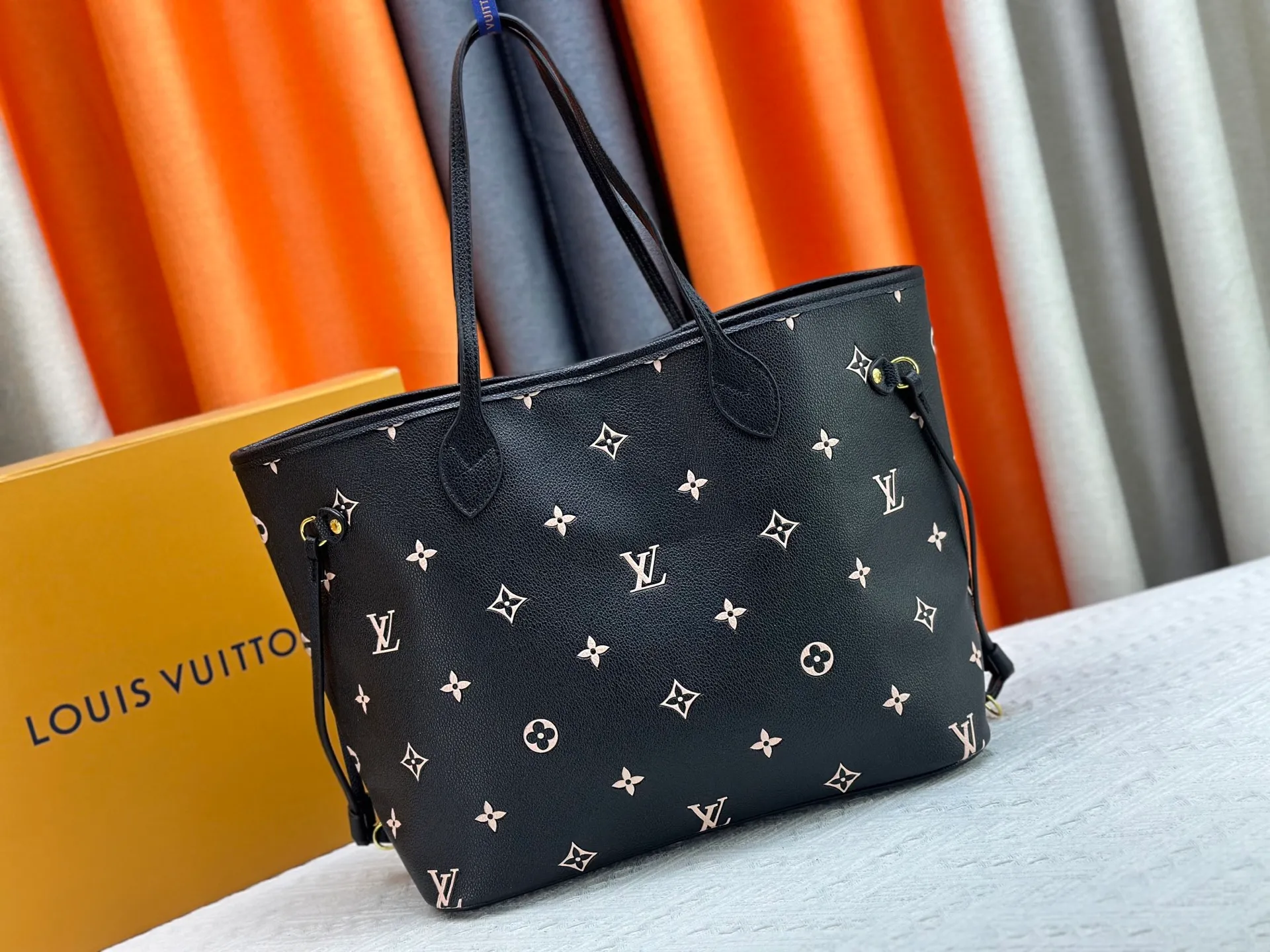 P260 M14285 M40865 M40995 Upgraded Original This version of the Neverfull MM handbag showcases House's signature leather and updated tonal silhouette, making it both practical and sophisticated. Nicely sized, it comes with a contrasting removable textile bag and gold-tone hardware gives it a sophisticated finish. Size 32-29-17