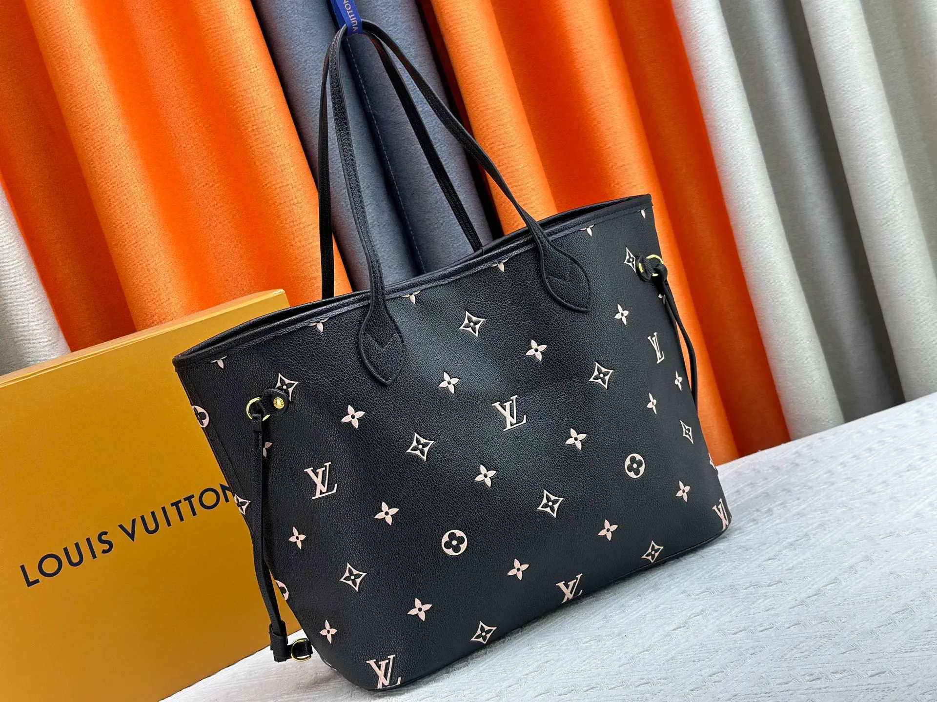P260 M14285 M40865 M40995 Upgraded Original This version of the Neverfull MM handbag showcases House's signature leather and updated tonal silhouette, making it both practical and sophisticated. Nicely sized, it comes with a contrasting removable textile bag and gold-tone hardware gives it a sophisticated finish. Size 32-29-17