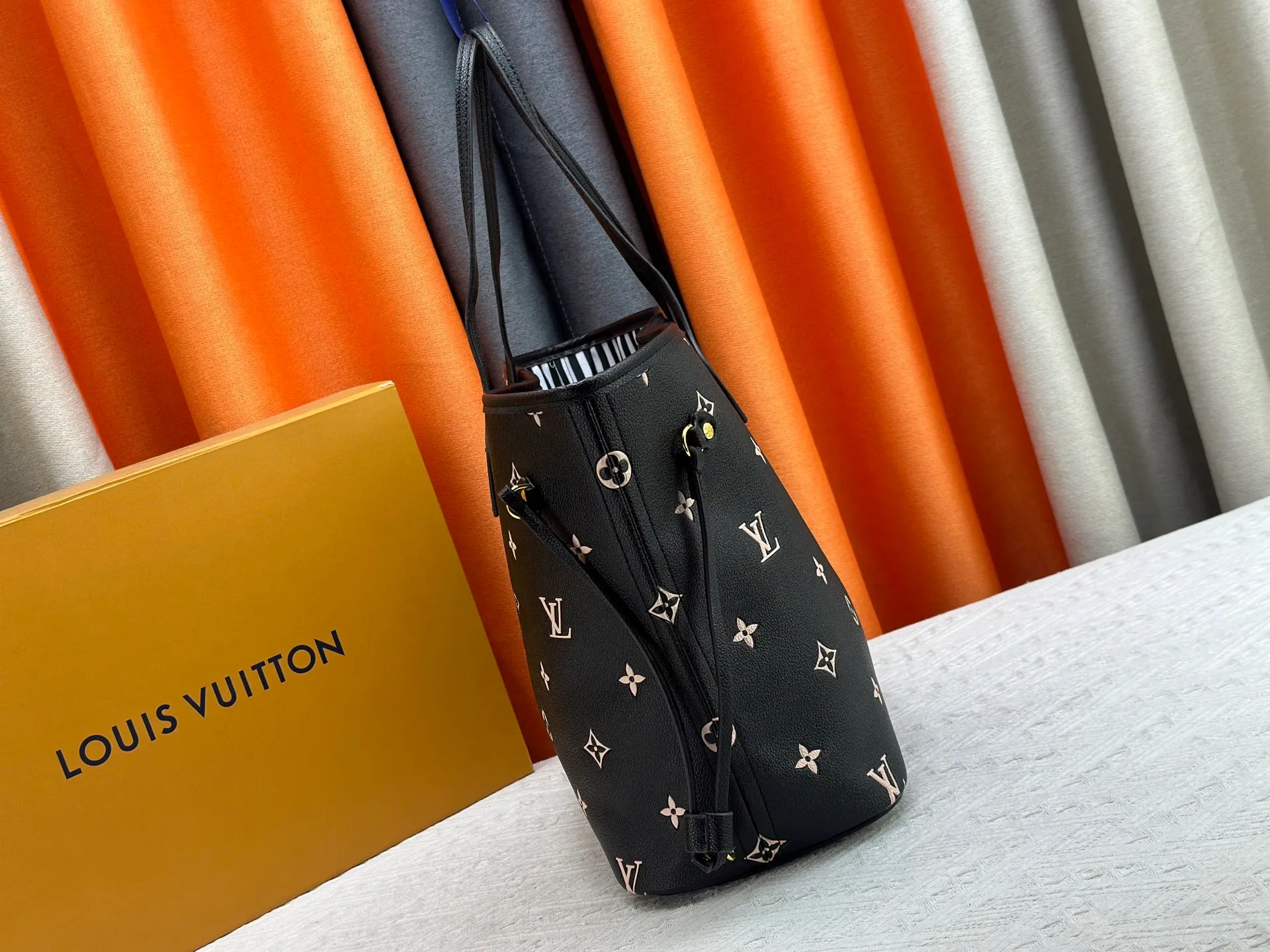 P260 M14285 M40865 M40995 Upgraded Original This version of the Neverfull MM handbag showcases House's signature leather and updated tonal silhouette, making it both practical and sophisticated. Nicely sized, it comes with a contrasting removable textile bag and gold-tone hardware gives it a sophisticated finish. Size 32-29-17