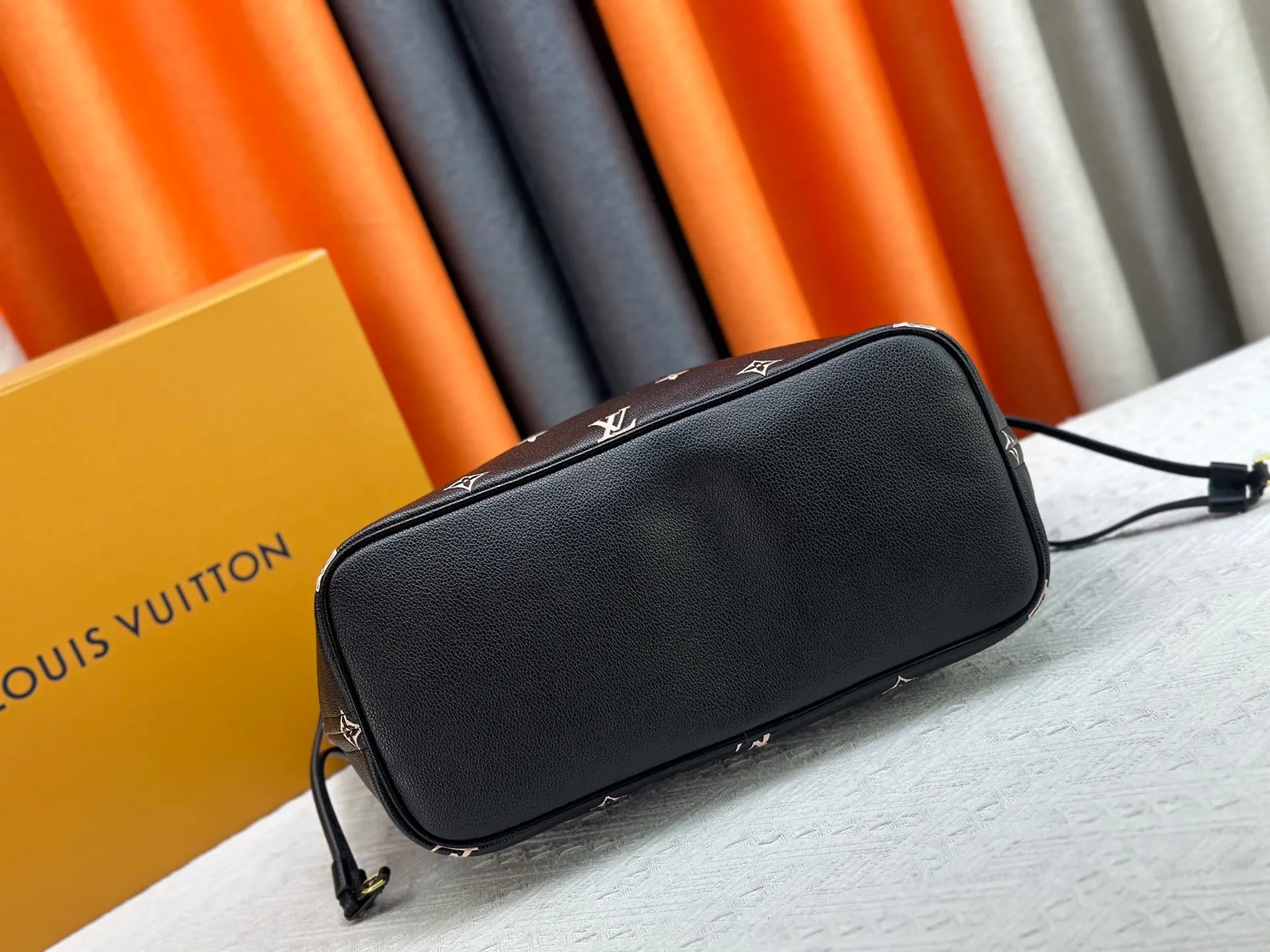 P260 M14285 M40865 M40995 Upgraded Original This version of the Neverfull MM handbag showcases House's signature leather and updated tonal silhouette, making it both practical and sophisticated. Nicely sized, it comes with a contrasting removable textile bag and gold-tone hardware gives it a sophisticated finish. Size 32-29-17