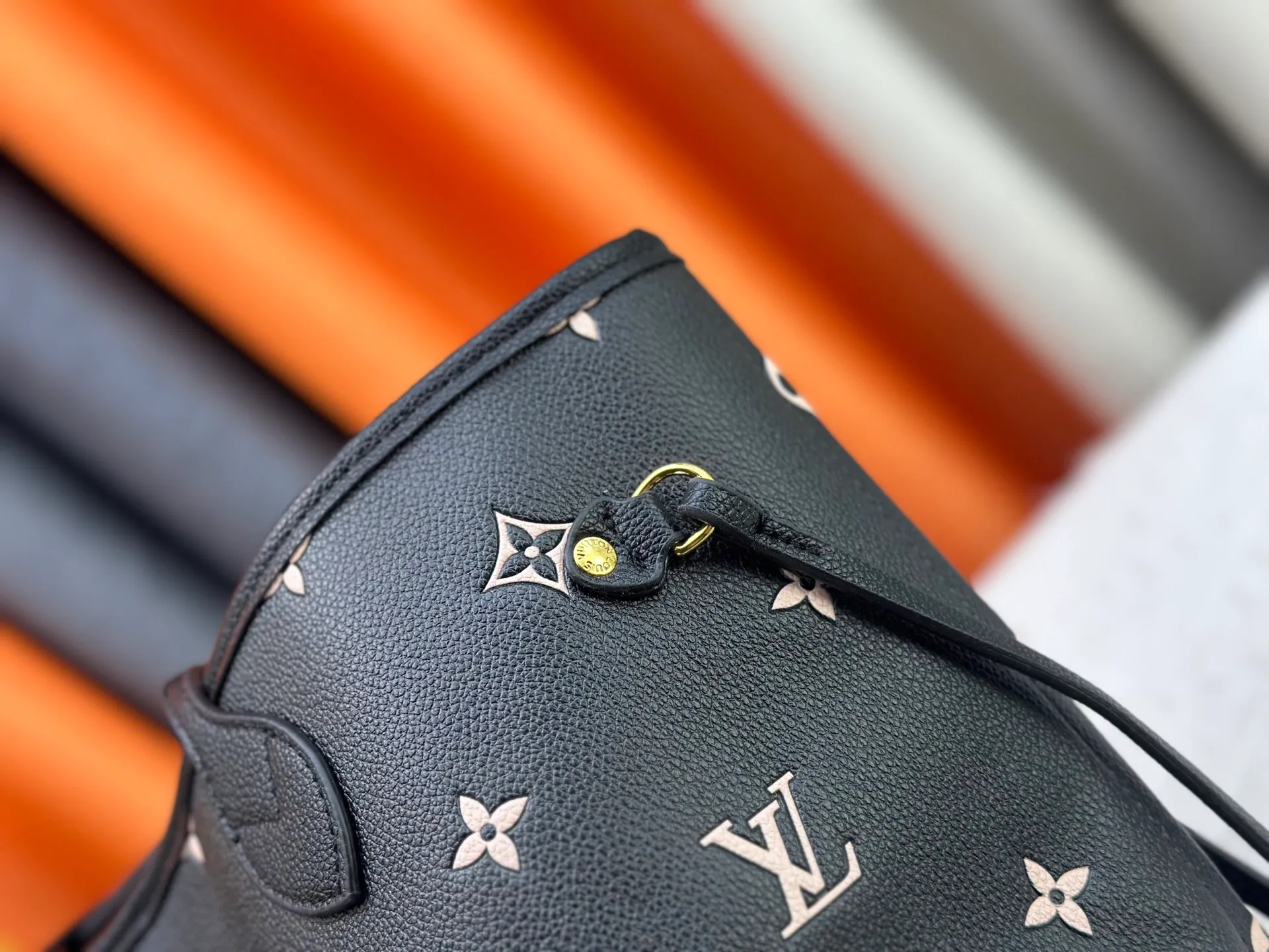 P260 M14285 M40865 M40995 Upgraded Original This version of the Neverfull MM handbag showcases House's signature leather and updated tonal silhouette, making it both practical and sophisticated. Nicely sized, it comes with a contrasting removable textile bag and gold-tone hardware gives it a sophisticated finish. Size 32-29-17