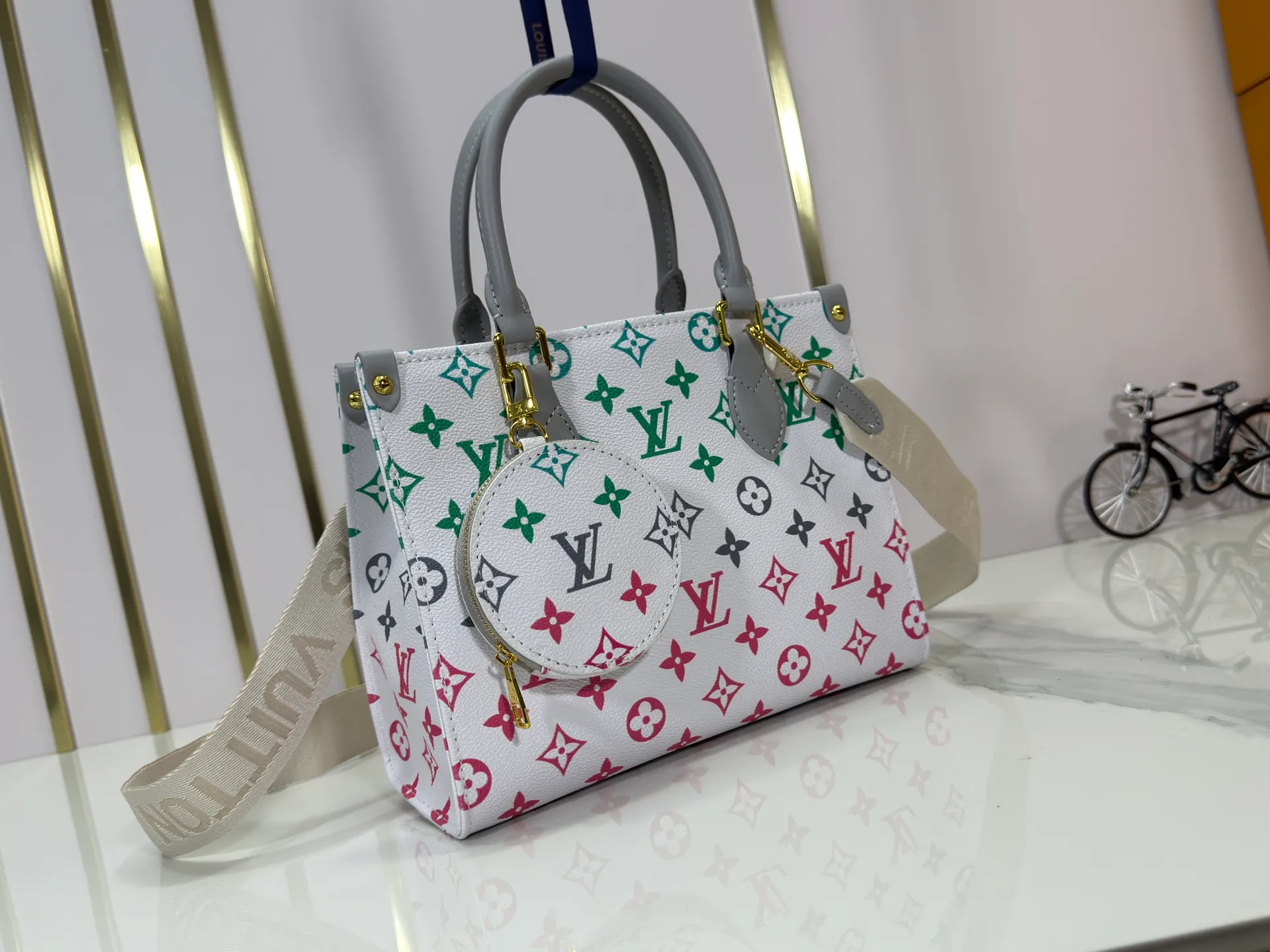 P260 Upgraded original version 🔥New style🔥M45659 M46373 M44571 This OnTheGo small handbag is made of Monogram and Monogram Reverse canvas, with the Monogram Giant pattern embellished on it. The Toron handle and the jacquard textured shoulder strap decorated with the brand's logo create a visual contrast, and the detachable coin bag is suitable for storing change or small items. It combines fashionable charm with various functions, making it a good daily companion. 25.0 x 19.0 x 11.5 cm (length x height x width)
