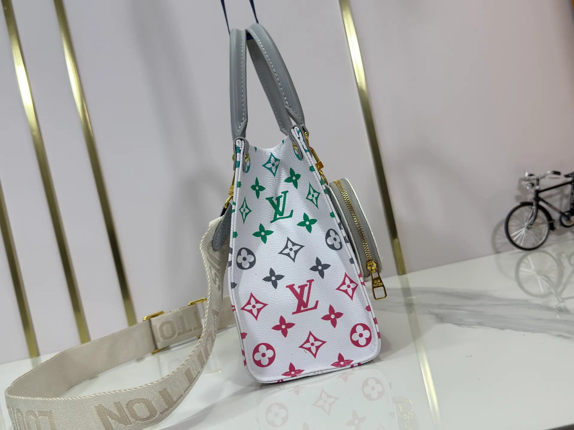 P260 Upgraded original version 🔥New style🔥M45659 M46373 M44571 This OnTheGo small handbag is made of Monogram and Monogram Reverse canvas, with the Monogram Giant pattern embellished on it. The Toron handle and the jacquard textured shoulder strap decorated with the brand's logo create a visual contrast, and the detachable coin bag is suitable for storing change or small items. It combines fashionable charm with various functions, making it a good daily companion. 25.0 x 19.0 x 11.5 cm (length x height x width)