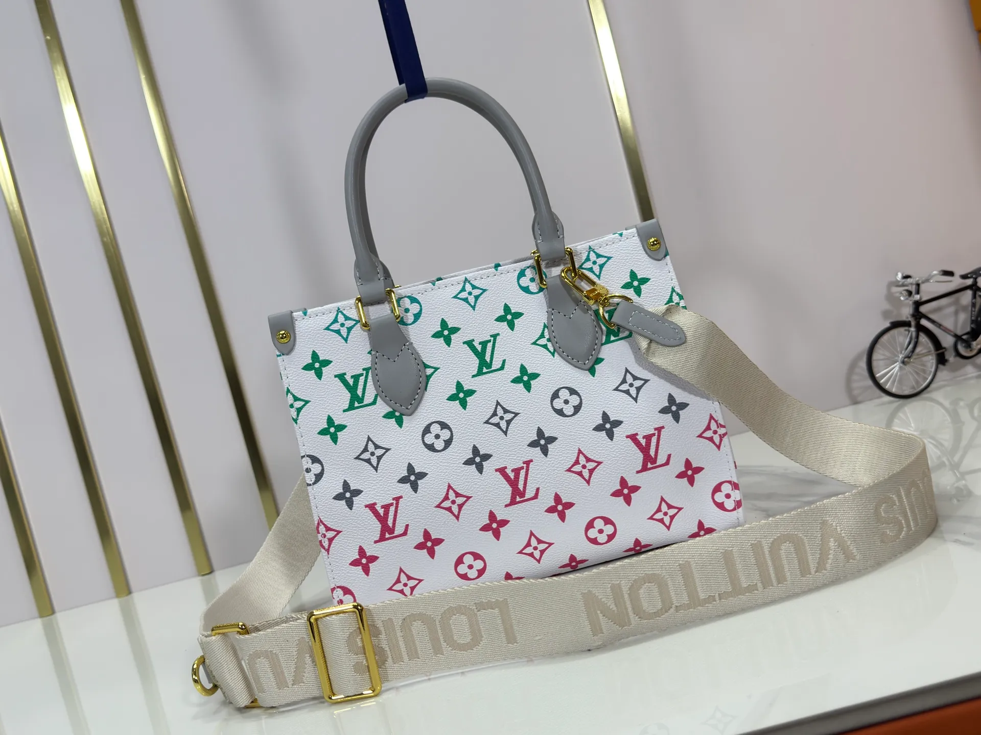 P260 Upgraded original version 🔥New style🔥M45659 M46373 M44571 This OnTheGo small handbag is made of Monogram and Monogram Reverse canvas, with the Monogram Giant pattern embellished on it. The Toron handle and the jacquard textured shoulder strap decorated with the brand's logo create a visual contrast, and the detachable coin bag is suitable for storing change or small items. It combines fashionable charm with various functions, making it a good daily companion. 25.0 x 19.0 x 11.5 cm (length x height x width)