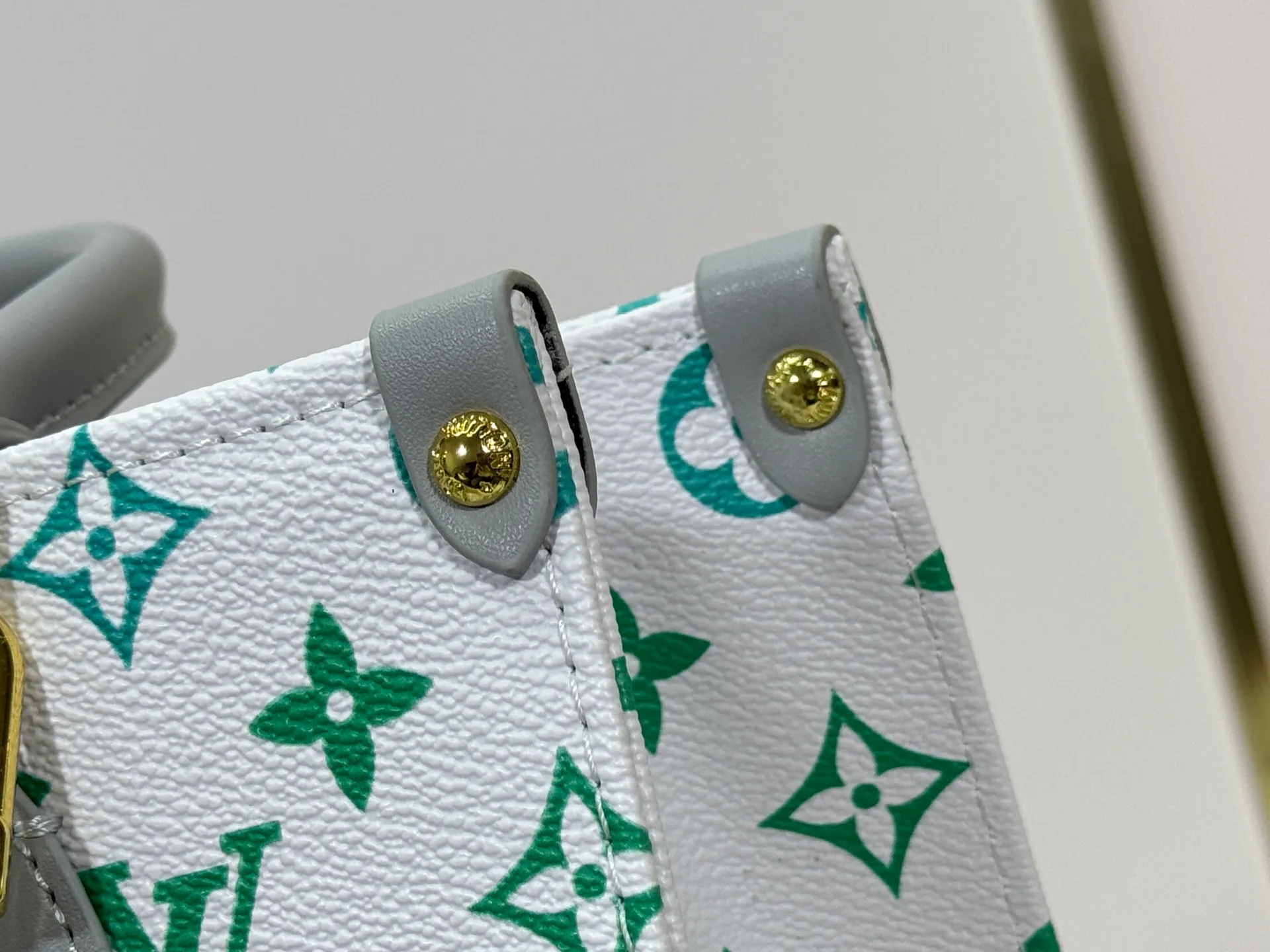 P260 Upgraded original version 🔥New style🔥M45659 M46373 M44571 This OnTheGo small handbag is made of Monogram and Monogram Reverse canvas, with the Monogram Giant pattern embellished on it. The Toron handle and the jacquard textured shoulder strap decorated with the brand's logo create a visual contrast, and the detachable coin bag is suitable for storing change or small items. It combines fashionable charm with various functions, making it a good daily companion. 25.0 x 19.0 x 11.5 cm (length x height x width)