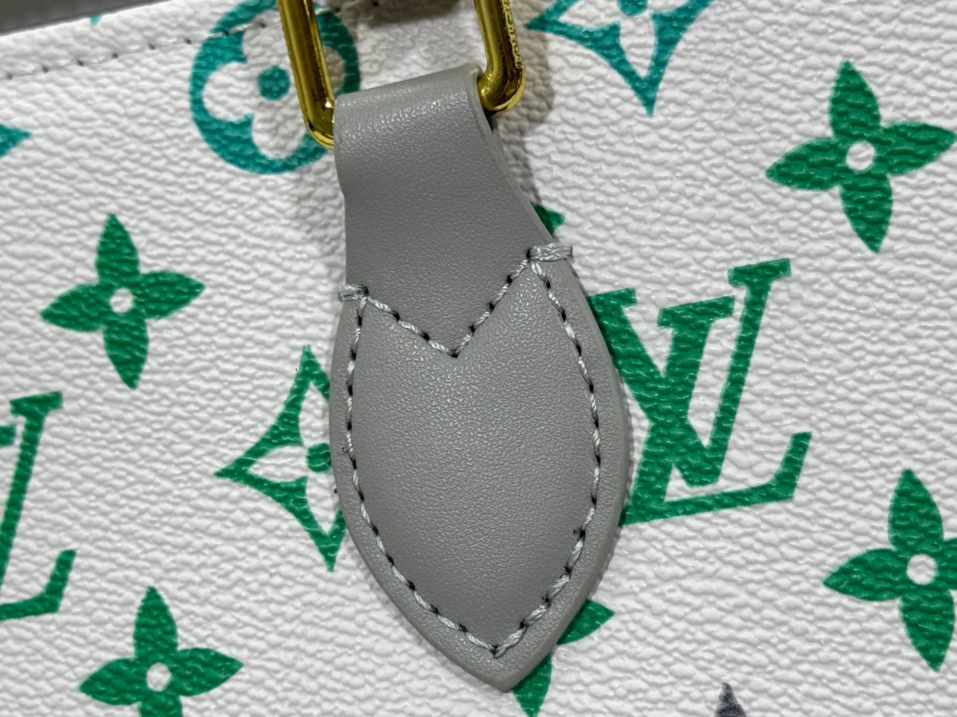 P260 Upgraded original version 🔥New style🔥M45659 M46373 M44571 This OnTheGo small handbag is made of Monogram and Monogram Reverse canvas, with the Monogram Giant pattern embellished on it. The Toron handle and the jacquard textured shoulder strap decorated with the brand's logo create a visual contrast, and the detachable coin bag is suitable for storing change or small items. It combines fashionable charm with various functions, making it a good daily companion. 25.0 x 19.0 x 11.5 cm (length x height x width)