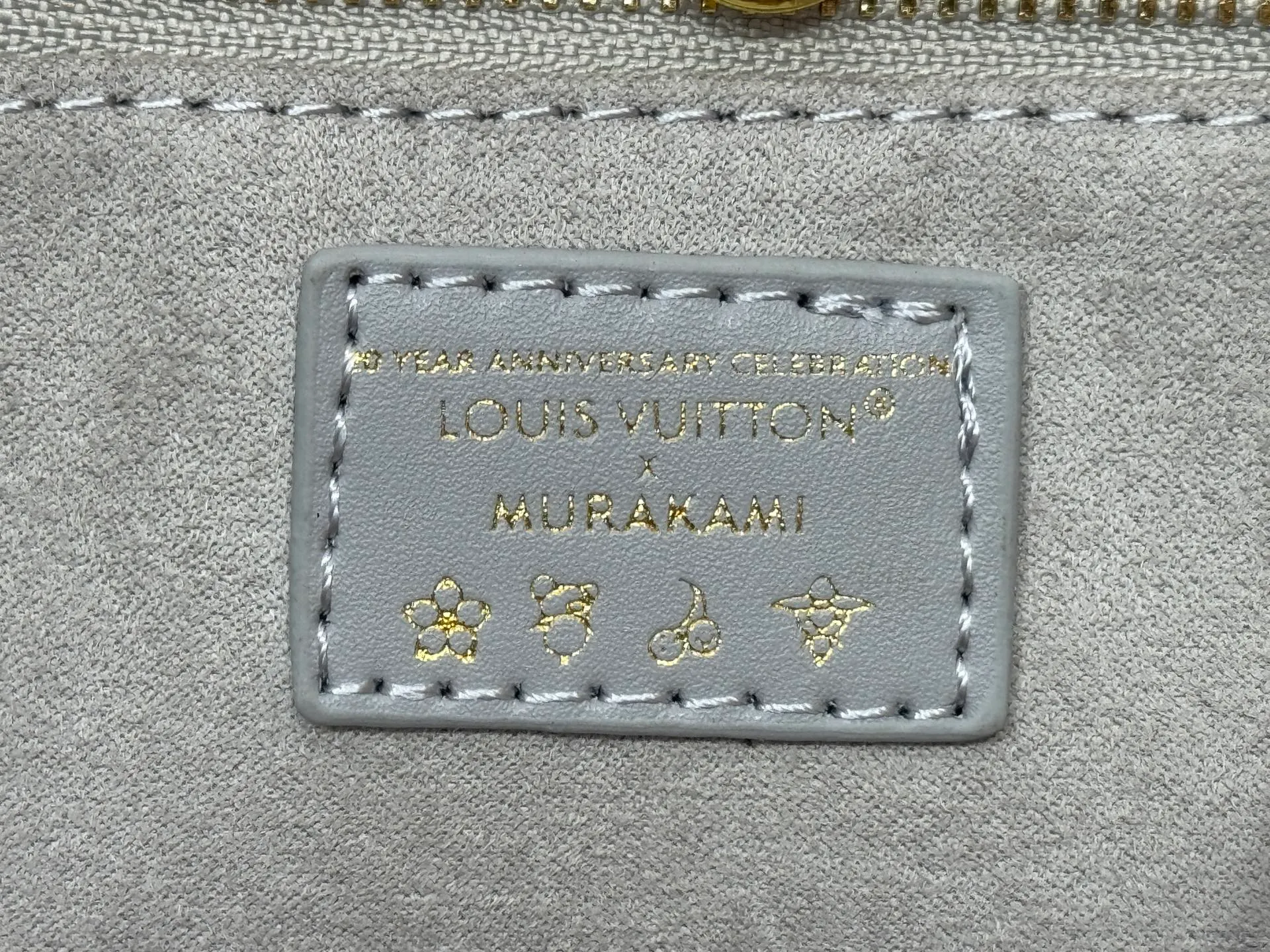 P260 Upgraded original version 🔥New style🔥M45659 M46373 M44571 This OnTheGo small handbag is made of Monogram and Monogram Reverse canvas, with the Monogram Giant pattern embellished on it. The Toron handle and the jacquard textured shoulder strap decorated with the brand's logo create a visual contrast, and the detachable coin bag is suitable for storing change or small items. It combines fashionable charm with various functions, making it a good daily companion. 25.0 x 19.0 x 11.5 cm (length x height x width)