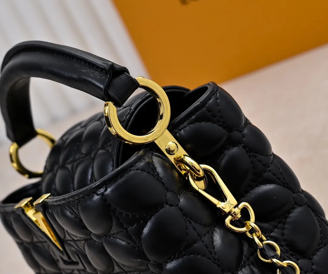 Upgraded version P420 M23998 Black This Monogram embroidered flower emerges from the elegant quilting, bringing the style of Louis Vuitton store decoration to the Capucines mini handbag. Soft sheepskin creates a stable structure and trim, and the detachable shoulder strap allows for comfortable shoulder or cross-body wear. Dimensions: 22 x 12 x 8 cm