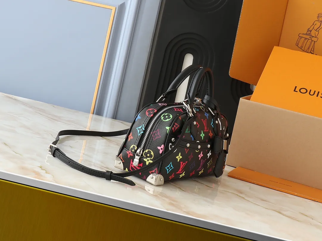 💰300💰Upgraded from original M13084. This Handbag East West handbag is from the Louis Vuitton Sleek horizontal construction lines the top handle, studded side straps, detachable and adjustable shoulder strap and LV x TM key holder, with cowhide leather details and sophisticated corners that nod to the brand's traditional luggage. Dimensions: 27.0 x 14.0 x 10.0 cm (length x height x width)