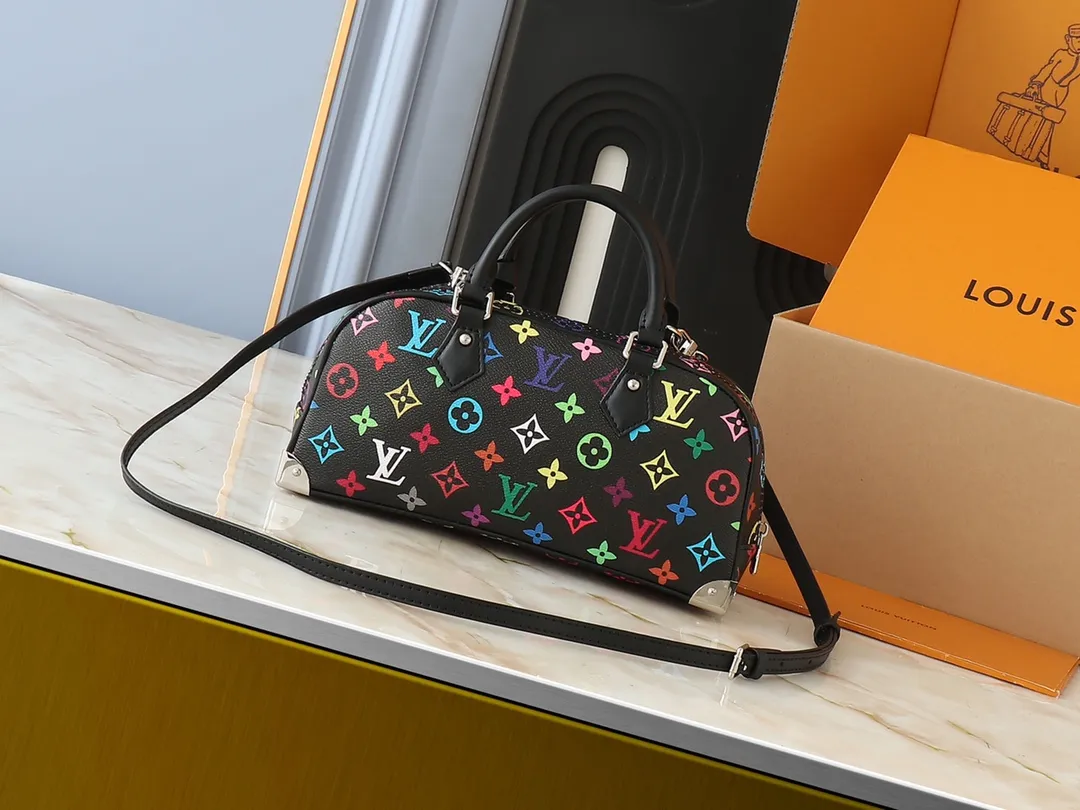 💰300💰Upgraded from original M13084. This Handbag East West handbag is from the Louis Vuitton Sleek horizontal construction lines the top handle, studded side straps, detachable and adjustable shoulder strap and LV x TM key holder, with cowhide leather details and sophisticated corners that nod to the brand's traditional luggage. Dimensions: 27.0 x 14.0 x 10.0 cm (length x height x width)