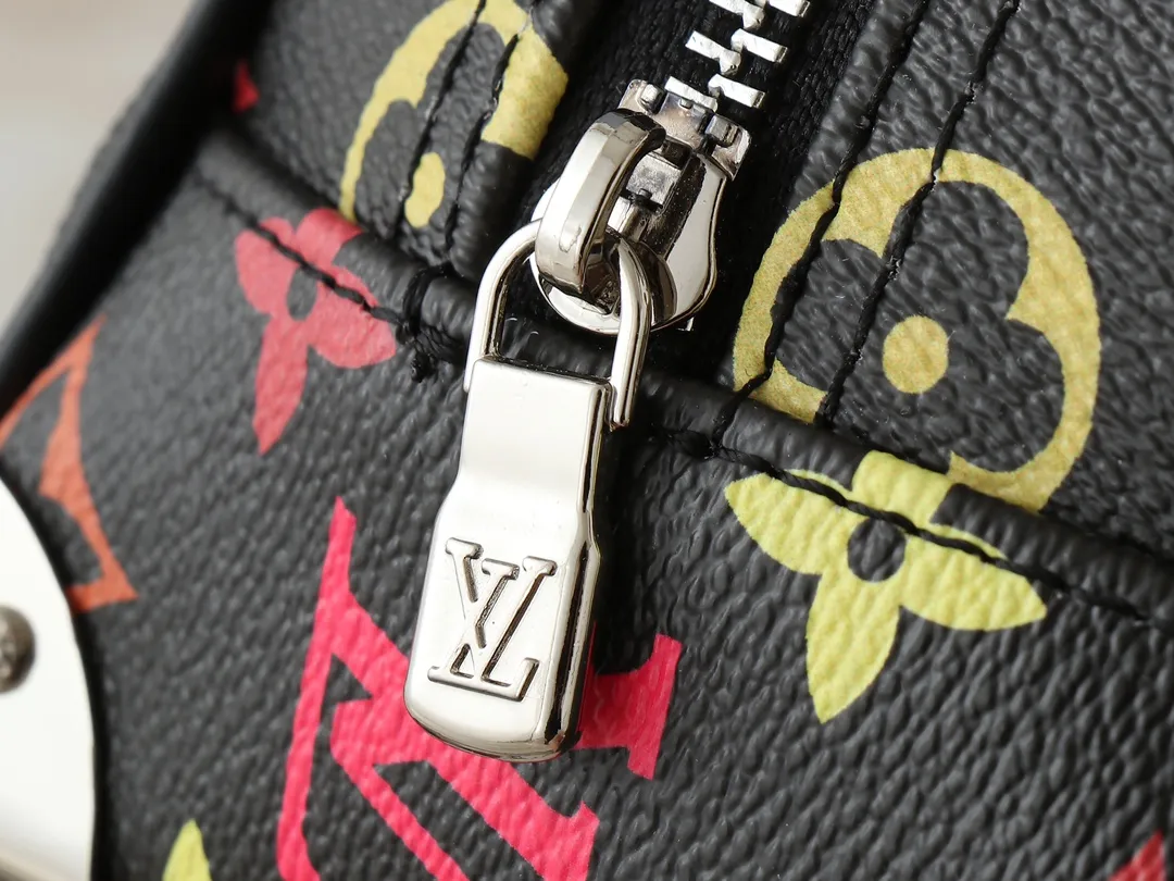 💰300💰Upgraded from original M13084. This Handbag East West handbag is from the Louis Vuitton Sleek horizontal construction lines the top handle, studded side straps, detachable and adjustable shoulder strap and LV x TM key holder, with cowhide leather details and sophisticated corners that nod to the brand's traditional luggage. Dimensions: 27.0 x 14.0 x 10.0 cm (length x height x width)