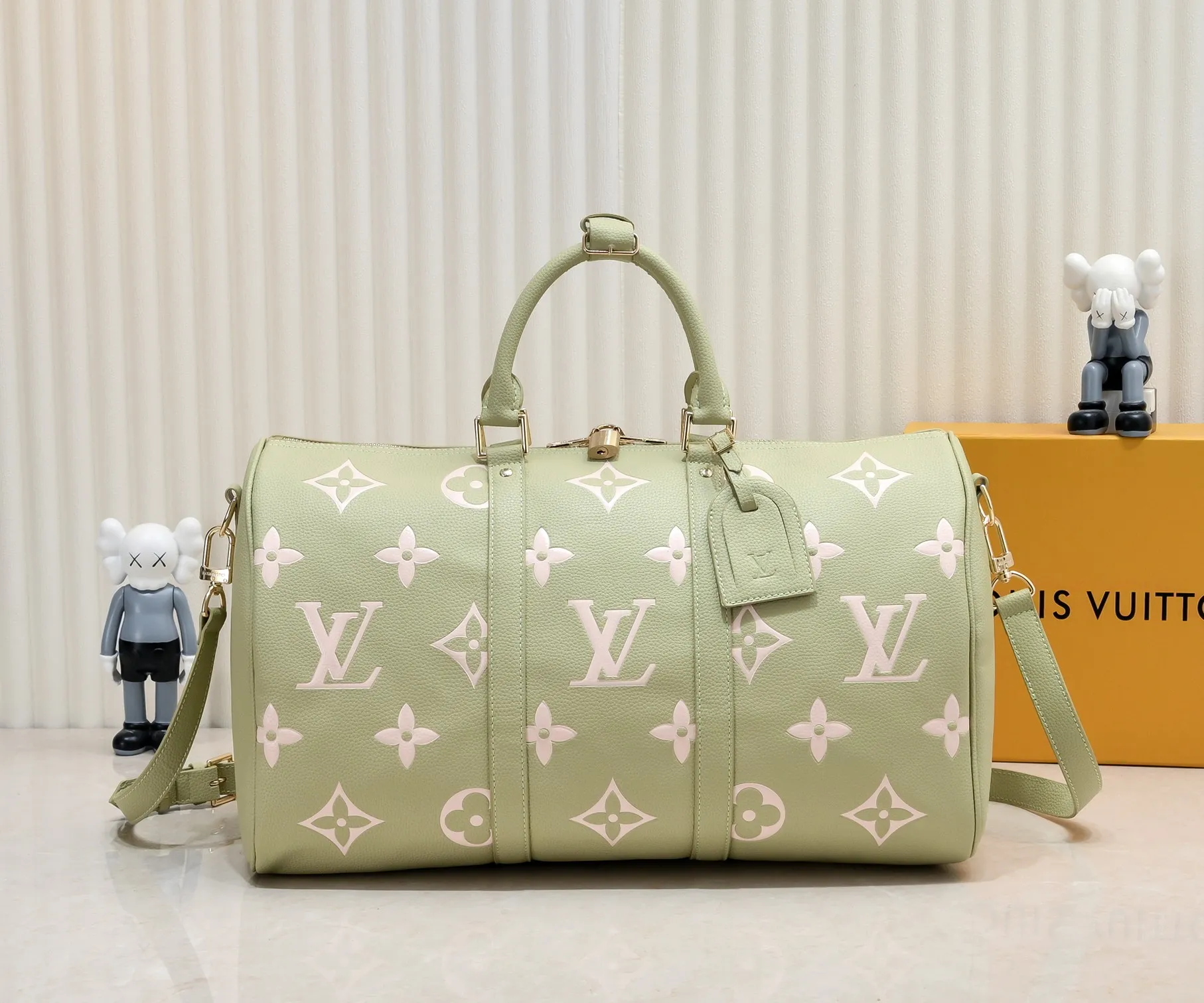 Batch 460 M46670 This model 41418 Keepall Bandoulière 45 is made of Monogram Empreinte embossed leather, presenting the elegant colors of large Monogram flowers and LV letters. Leather side straps, top handles and a detachable shoulder strap complement the metal hardware. Zippered interior pocket allows for neat storage. 45.0 x 27.0 x 20.0 cm (length x height x width)