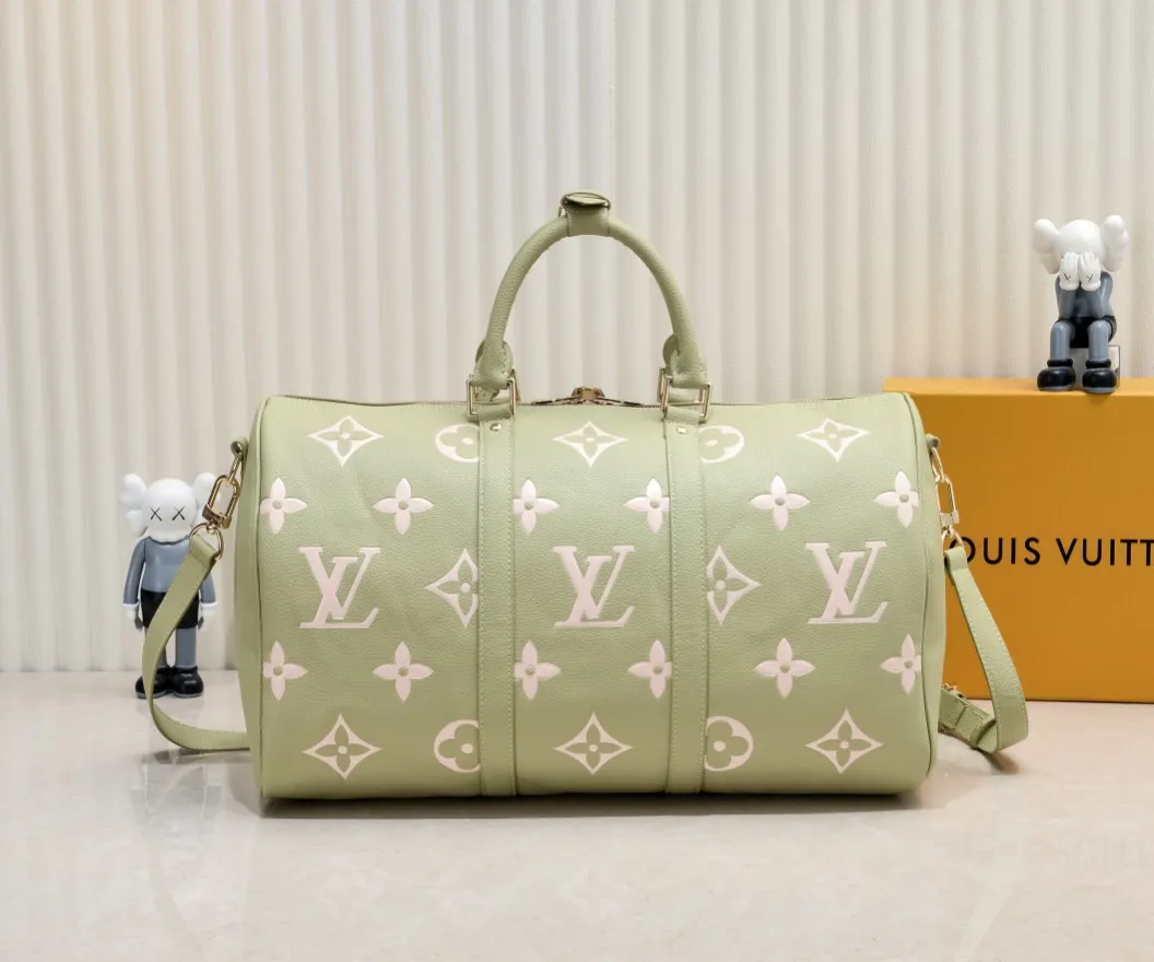 Batch 460 M46670 This model 41418 Keepall Bandoulière 45 is made of Monogram Empreinte embossed leather, presenting the elegant colors of large Monogram flowers and LV letters. Leather side straps, top handles and a detachable shoulder strap complement the metal hardware. Zippered interior pocket allows for neat storage. 45.0 x 27.0 x 20.0 cm (length x height x width)