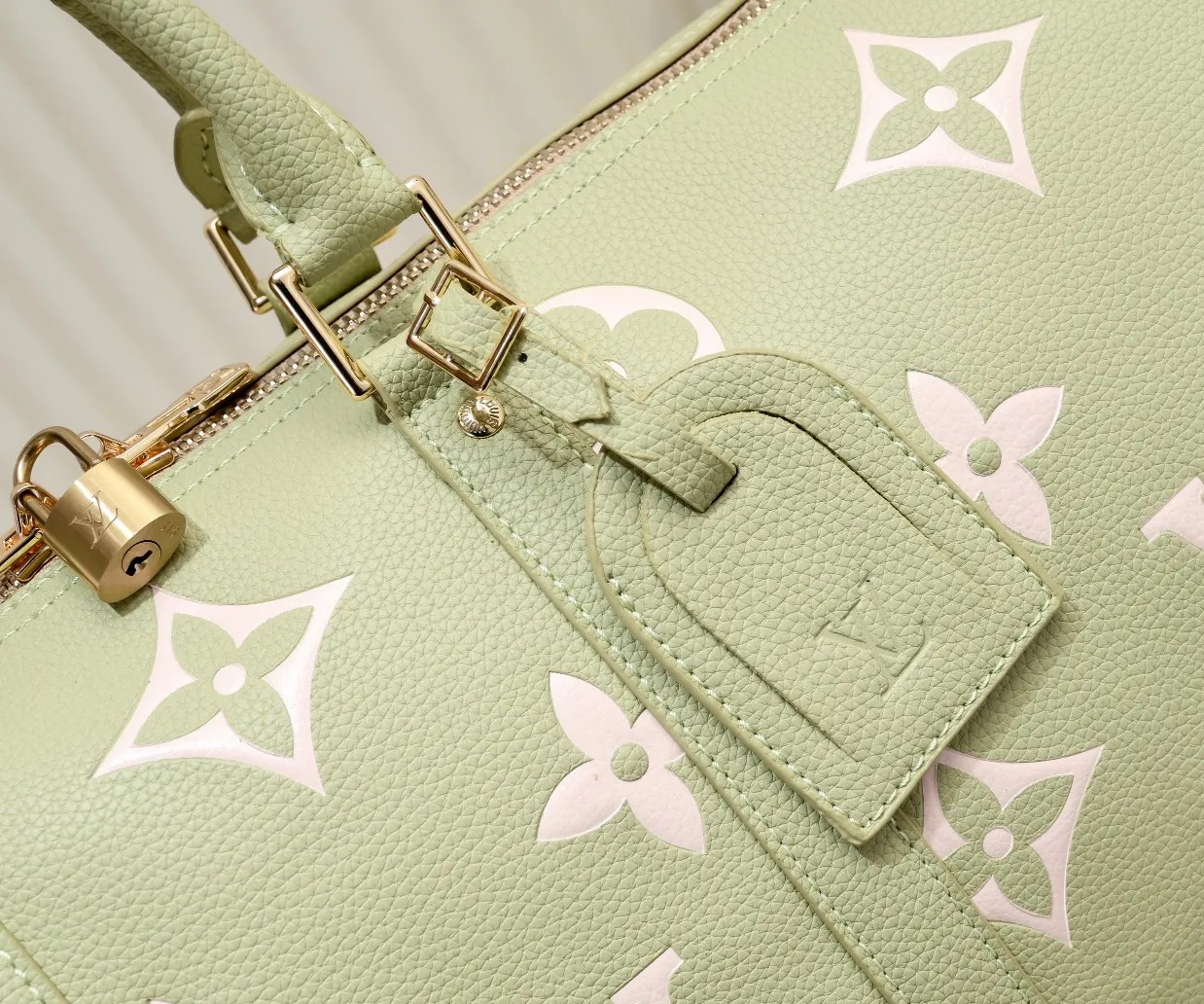 Batch 460 M46670 This model 41418 Keepall Bandoulière 45 is made of Monogram Empreinte embossed leather, presenting the elegant colors of large Monogram flowers and LV letters. Leather side straps, top handles and a detachable shoulder strap complement the metal hardware. Zippered interior pocket allows for neat storage. 45.0 x 27.0 x 20.0 cm (length x height x width)