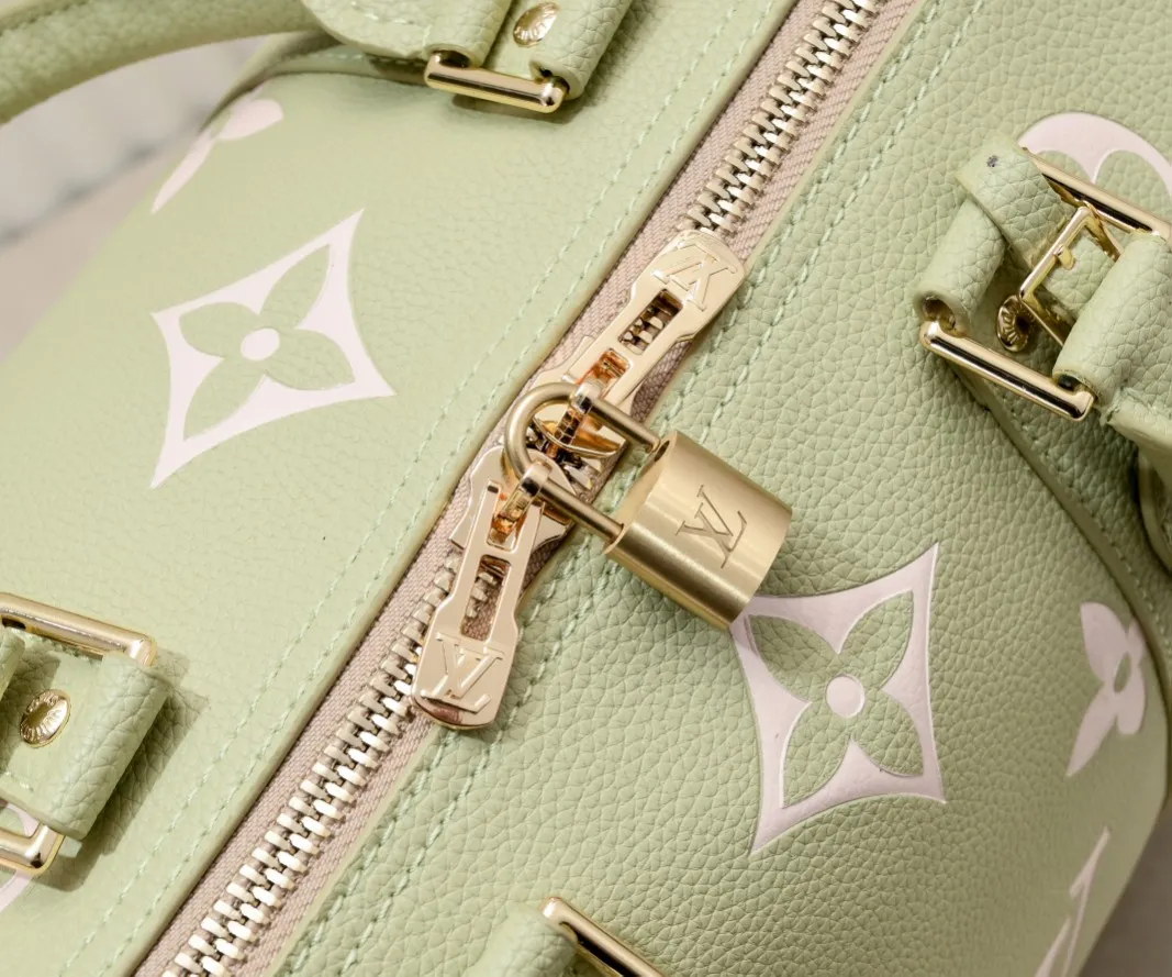 Batch 460 M46670 This model 41418 Keepall Bandoulière 45 is made of Monogram Empreinte embossed leather, presenting the elegant colors of large Monogram flowers and LV letters. Leather side straps, top handles and a detachable shoulder strap complement the metal hardware. Zippered interior pocket allows for neat storage. 45.0 x 27.0 x 20.0 cm (length x height x width)