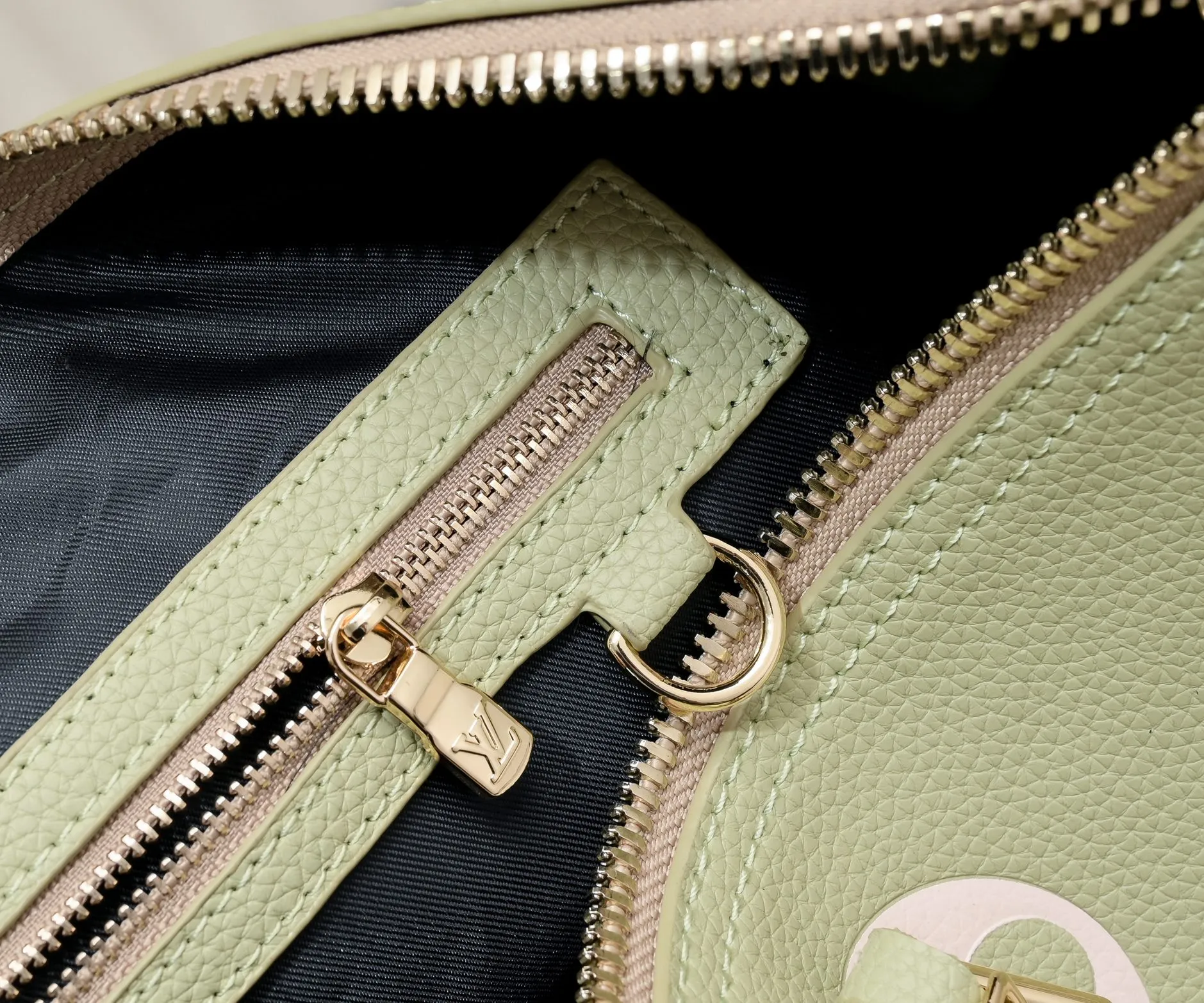 Batch 460 M46670 This model 41418 Keepall Bandoulière 45 is made of Monogram Empreinte embossed leather, presenting the elegant colors of large Monogram flowers and LV letters. Leather side straps, top handles and a detachable shoulder strap complement the metal hardware. Zippered interior pocket allows for neat storage. 45.0 x 27.0 x 20.0 cm (length x height x width)