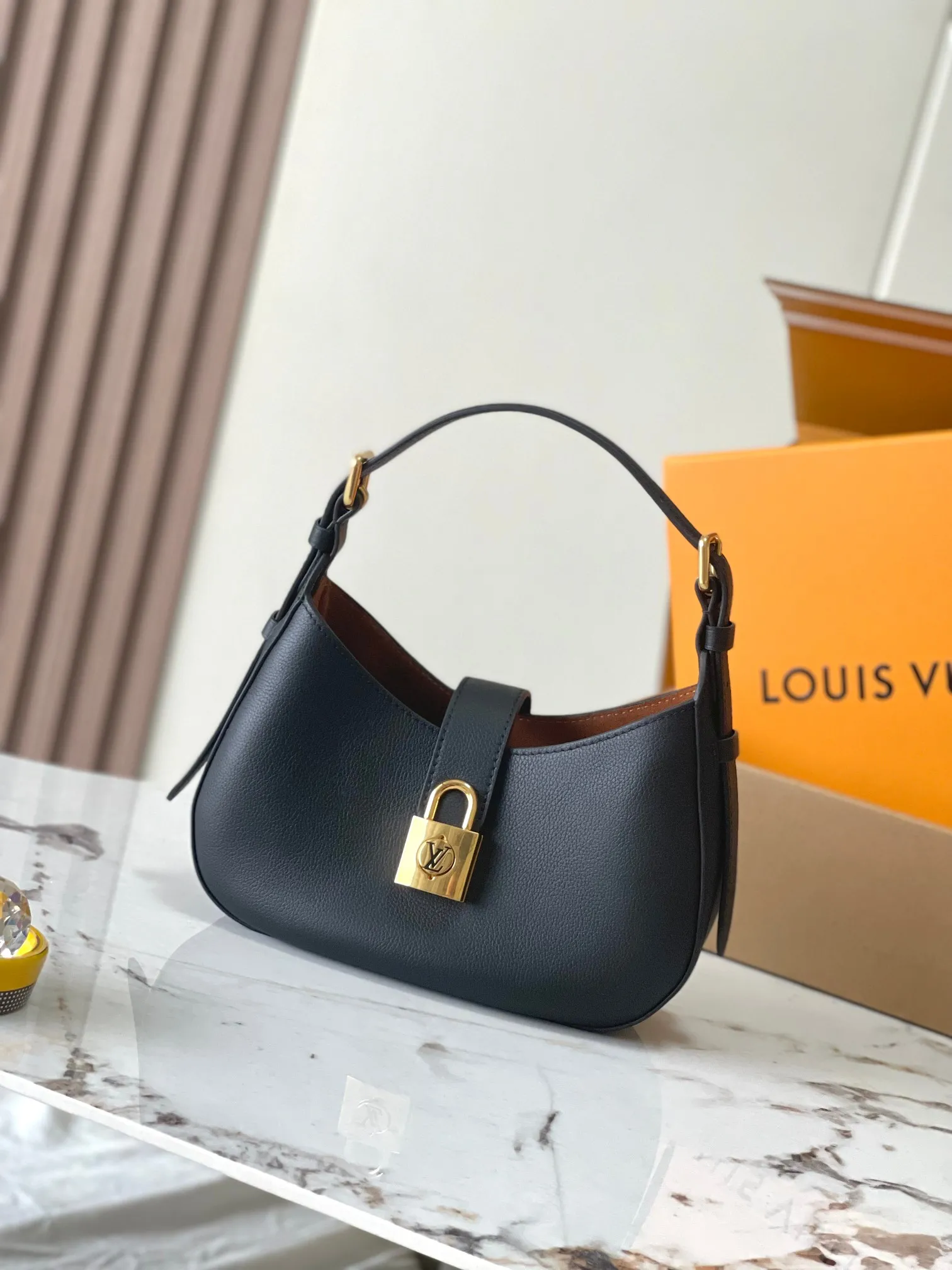 💰2200 [Special grade MB chip version original leather] This Low Key Shoulder Bag once again proves the brand's exquisite craftsmanship with its gorgeous design. Soft cowhide leather is dip-dyed in a neutral color, with adjustable shoulder straps and suede lining for a sophisticated feel, while a classic LV padlock keeps your belongings safe. Model: M24611 black dynamic chip version Material: A-grade all-steel hardware, imported original fabric Packaging: full set of original factory duty-free MB packaging Size: 26*18*7CM